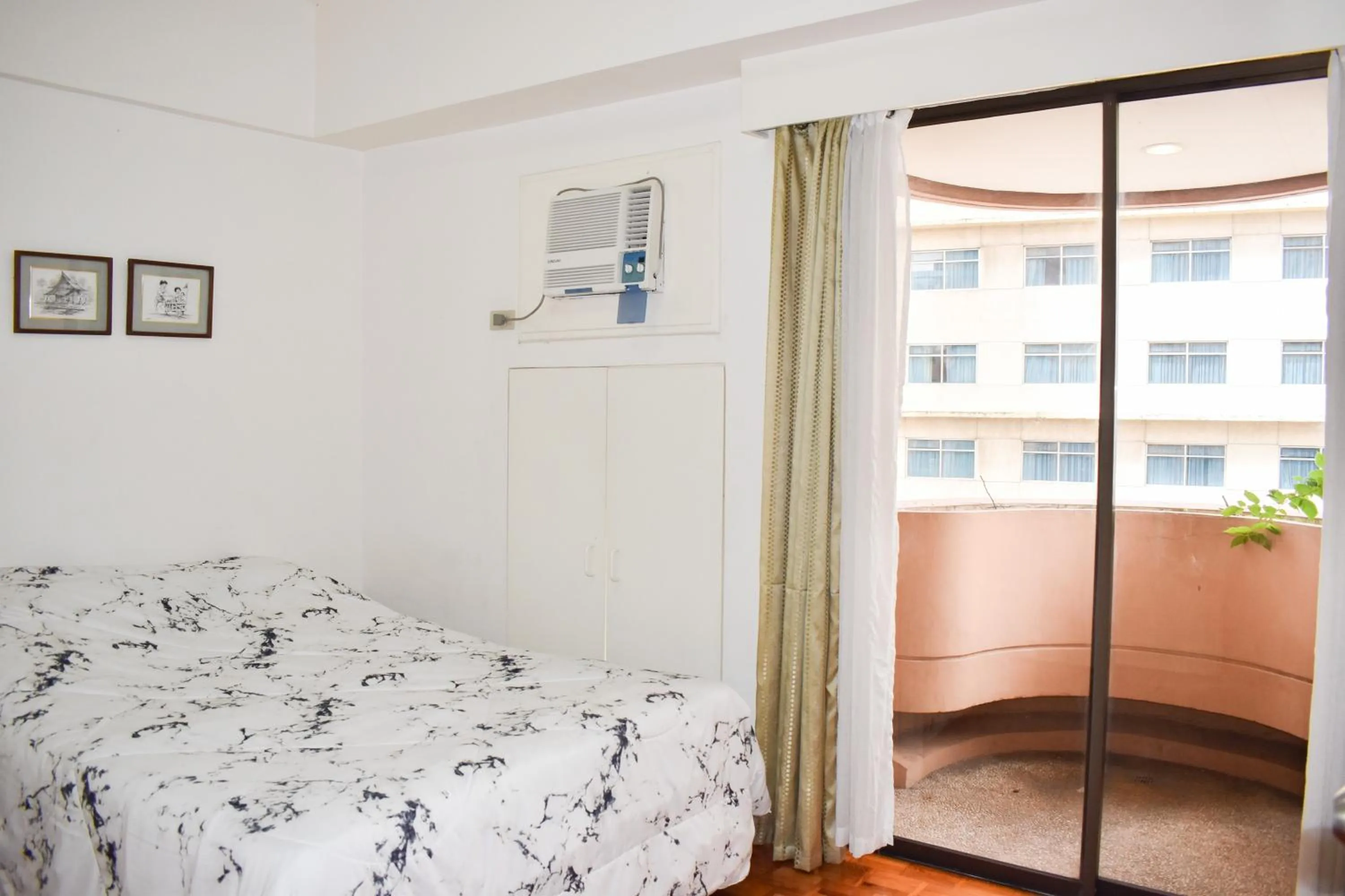 Bed in Sunette Tower Suites Makati City Center