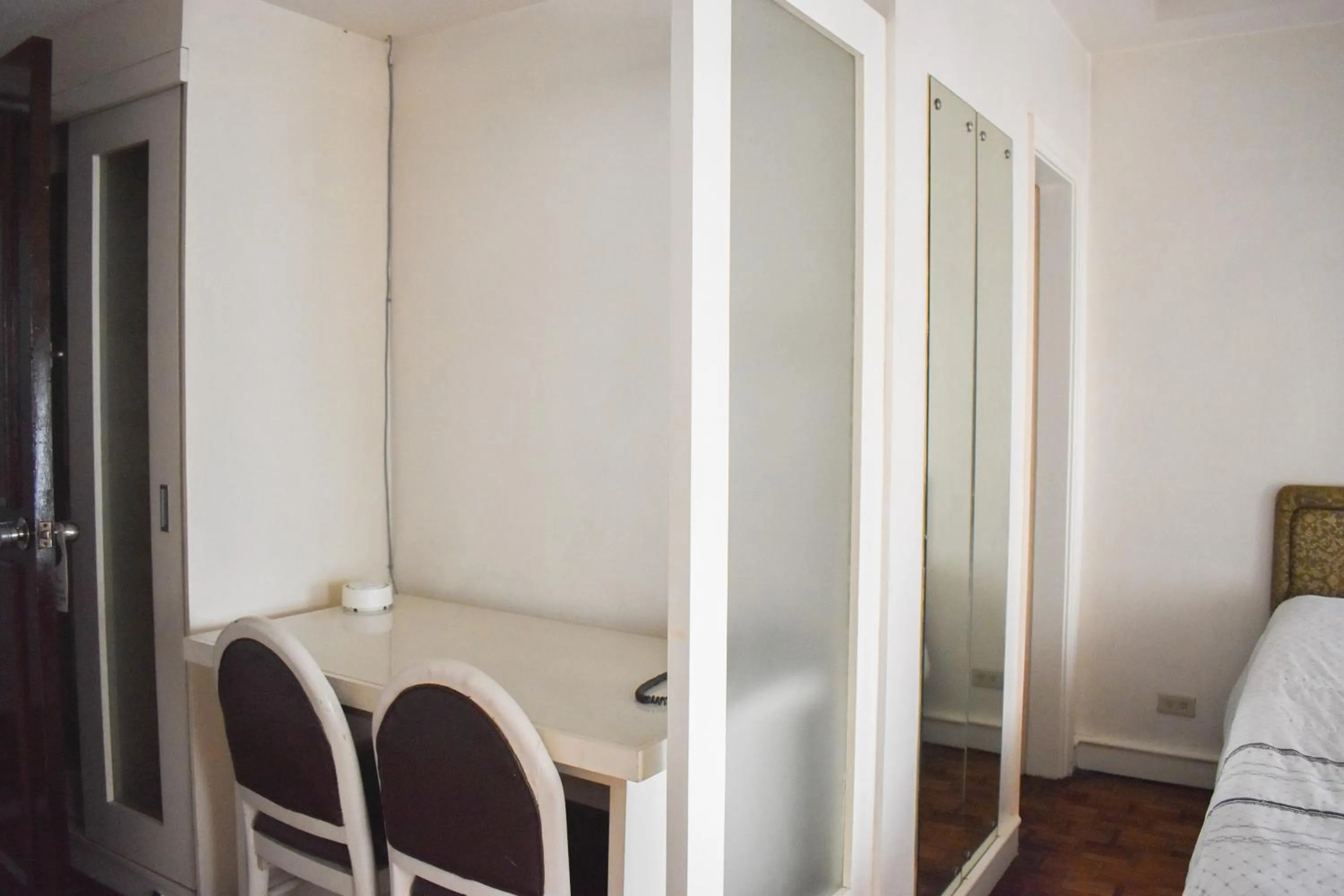 Living room, Bed in Sunette Tower Suites Makati City Center