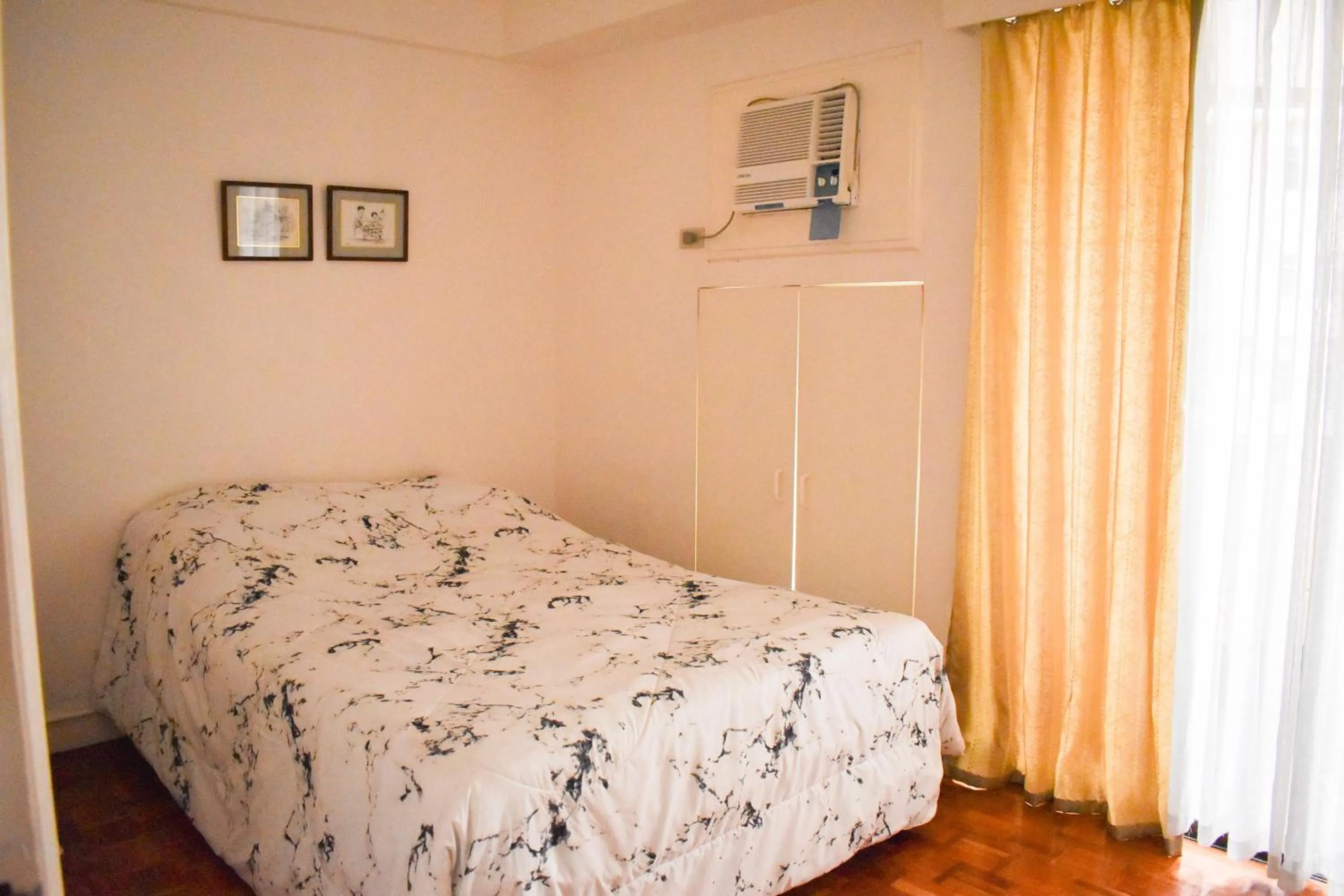 Bed in Sunette Tower Suites Makati City Center