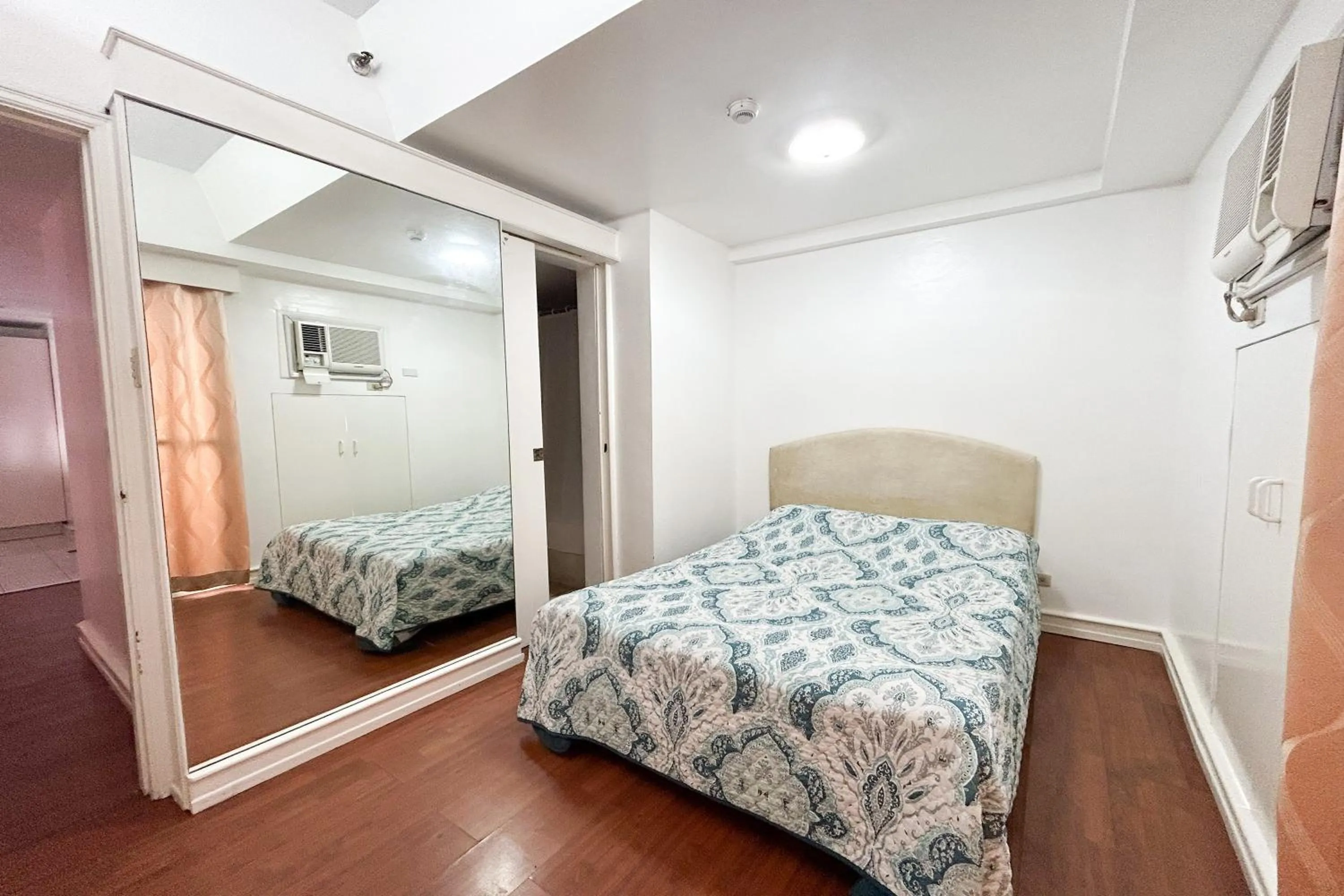 Bed in Sunette Tower Suites Makati City Center