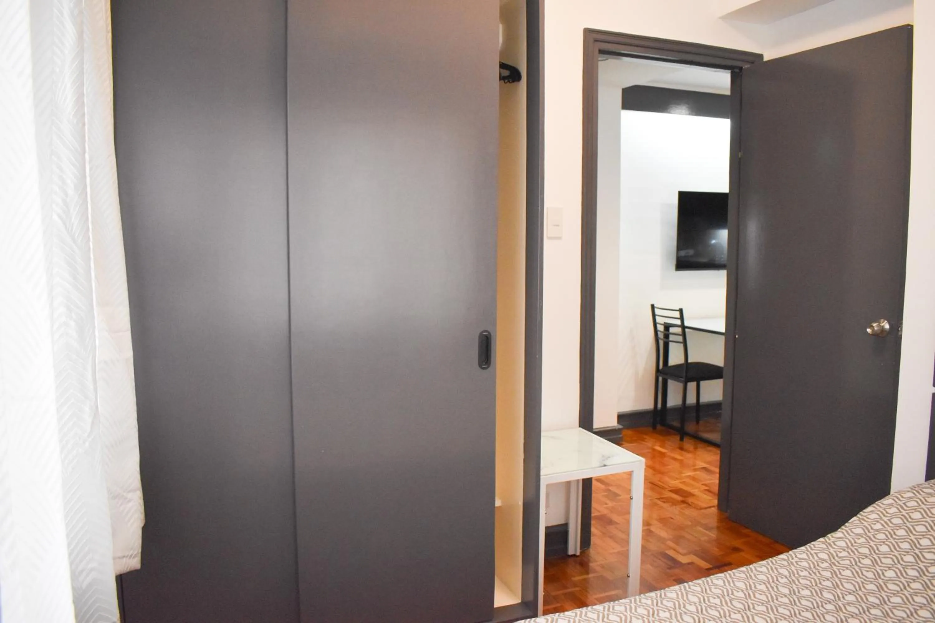 TV and multimedia, Bed in Sunette Tower Suites Makati City Center