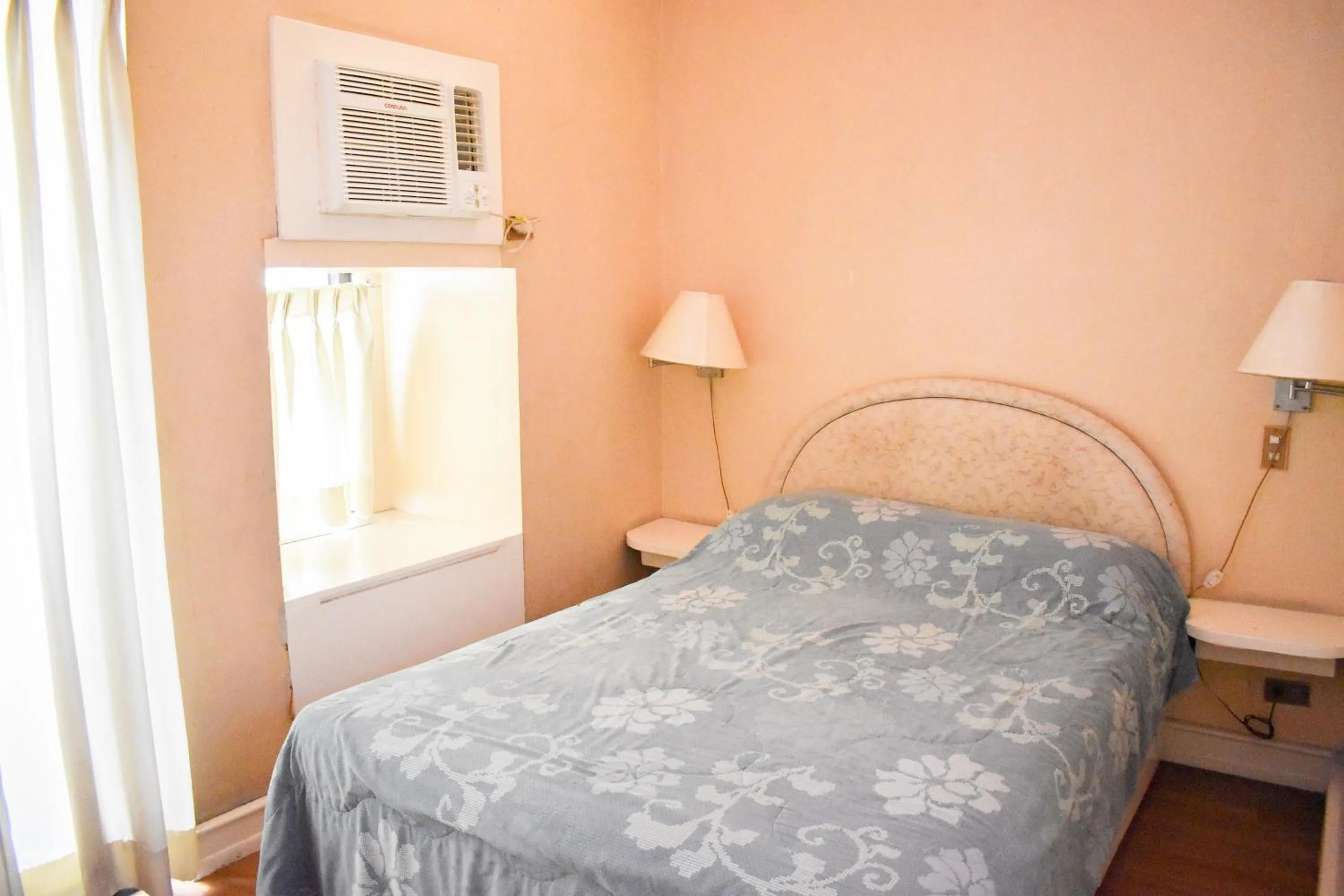 Bed in Sunette Tower Suites Makati City Center