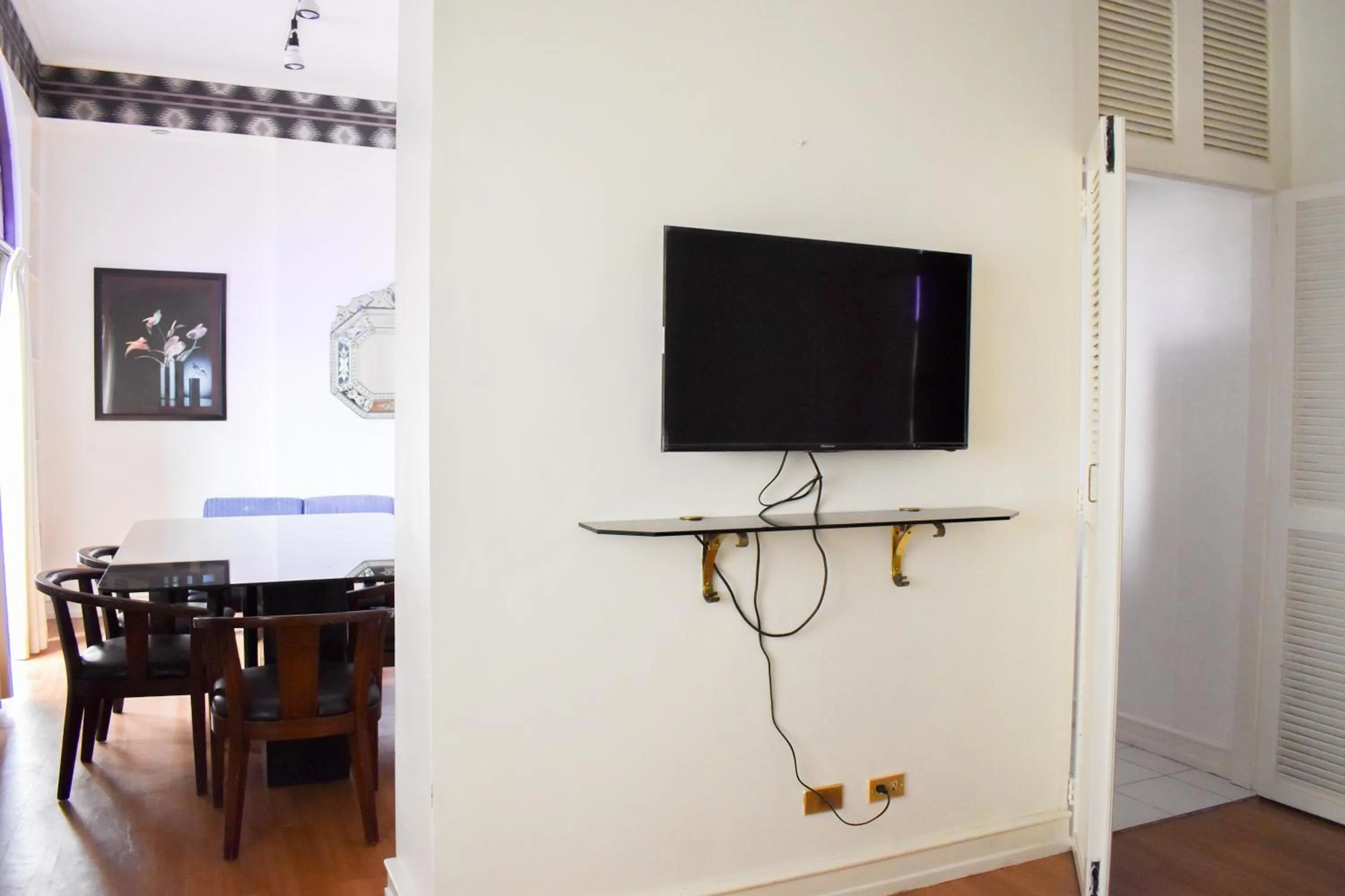 TV and multimedia in Sunette Tower Suites Makati City Center