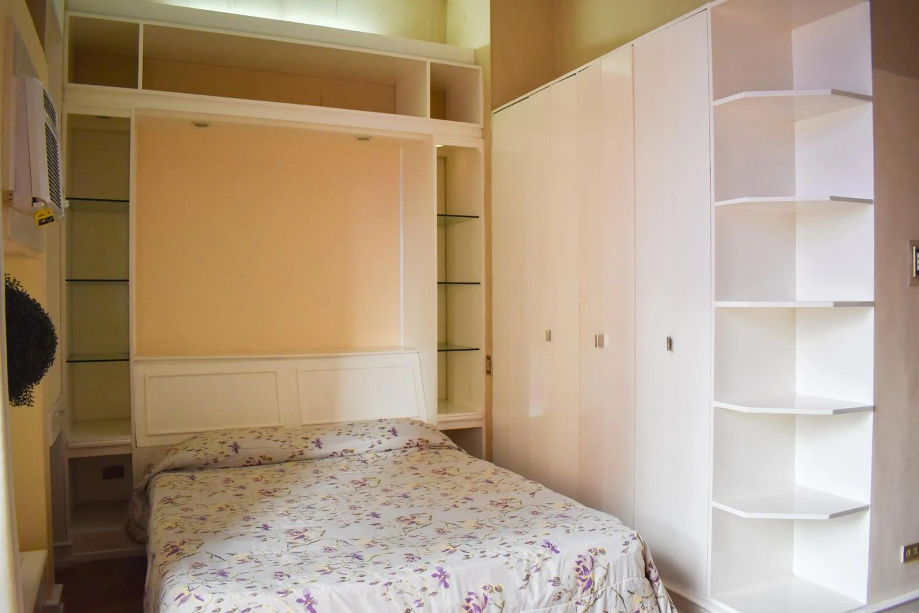 Bed in Sunette Tower Suites Makati City Center