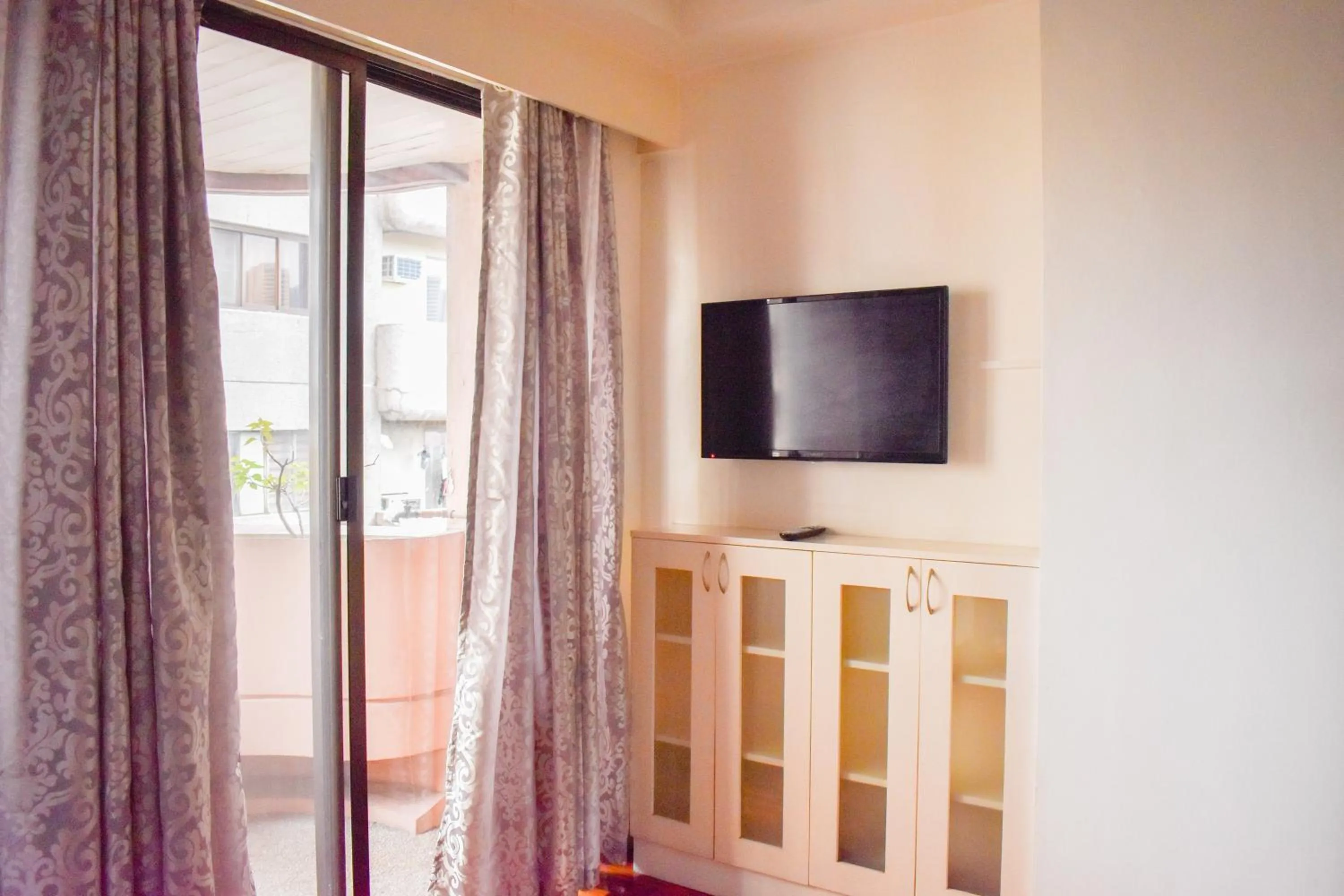 TV and multimedia in Sunette Tower Suites Makati City Center