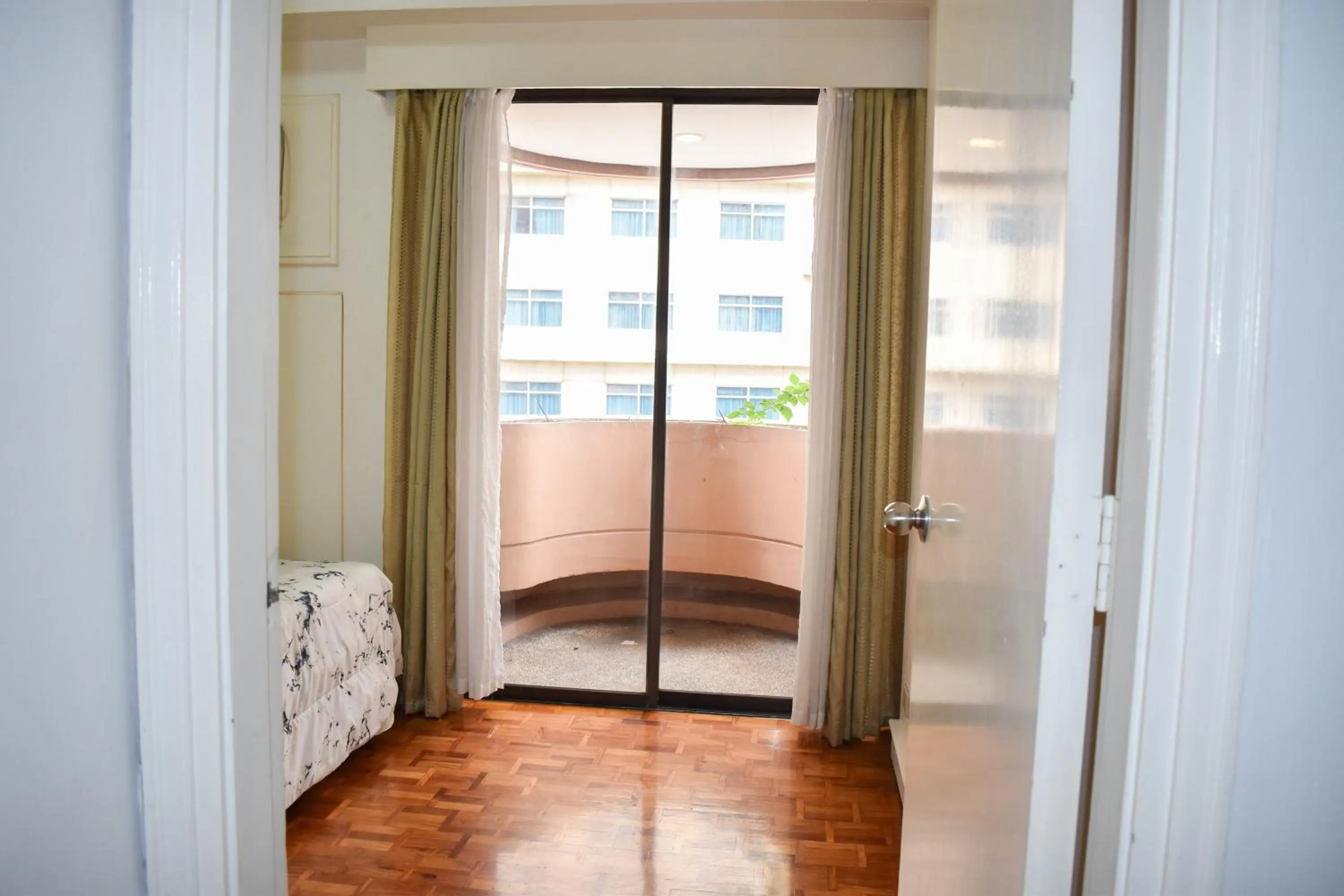 Bed in Sunette Tower Suites Makati City Center