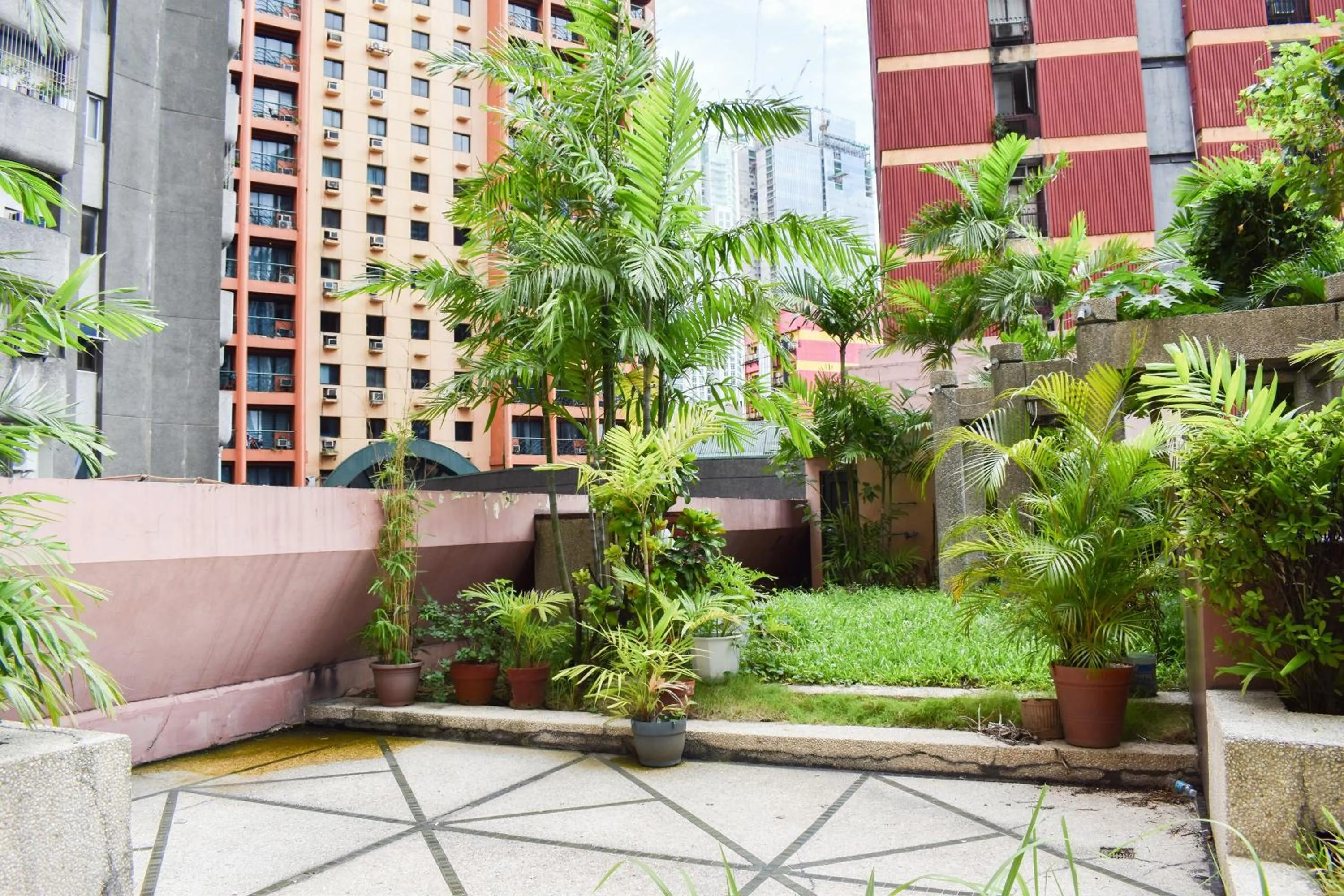 Garden in Sunette Tower Suites Makati City Center