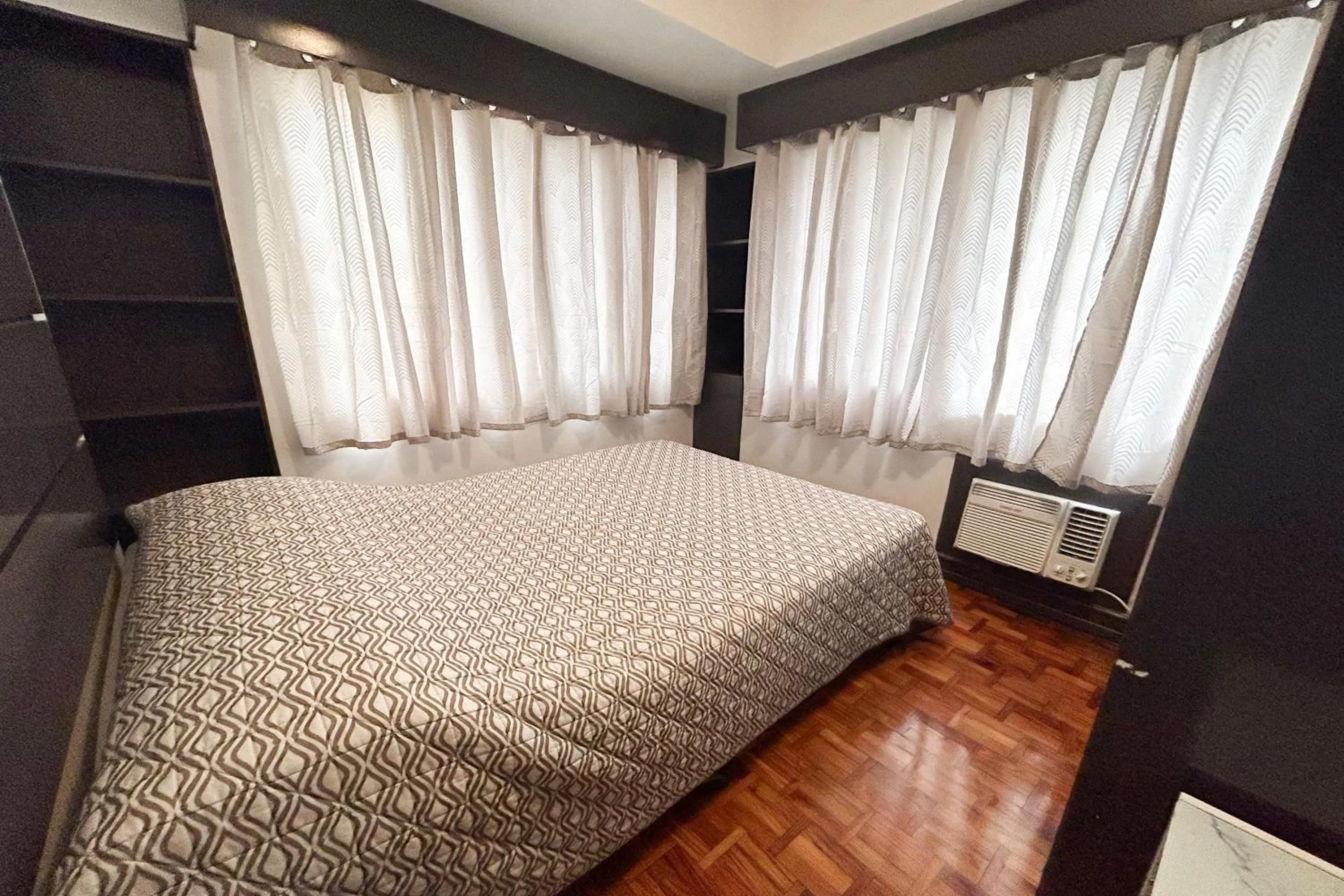 Bed in Sunette Tower Suites Makati City Center