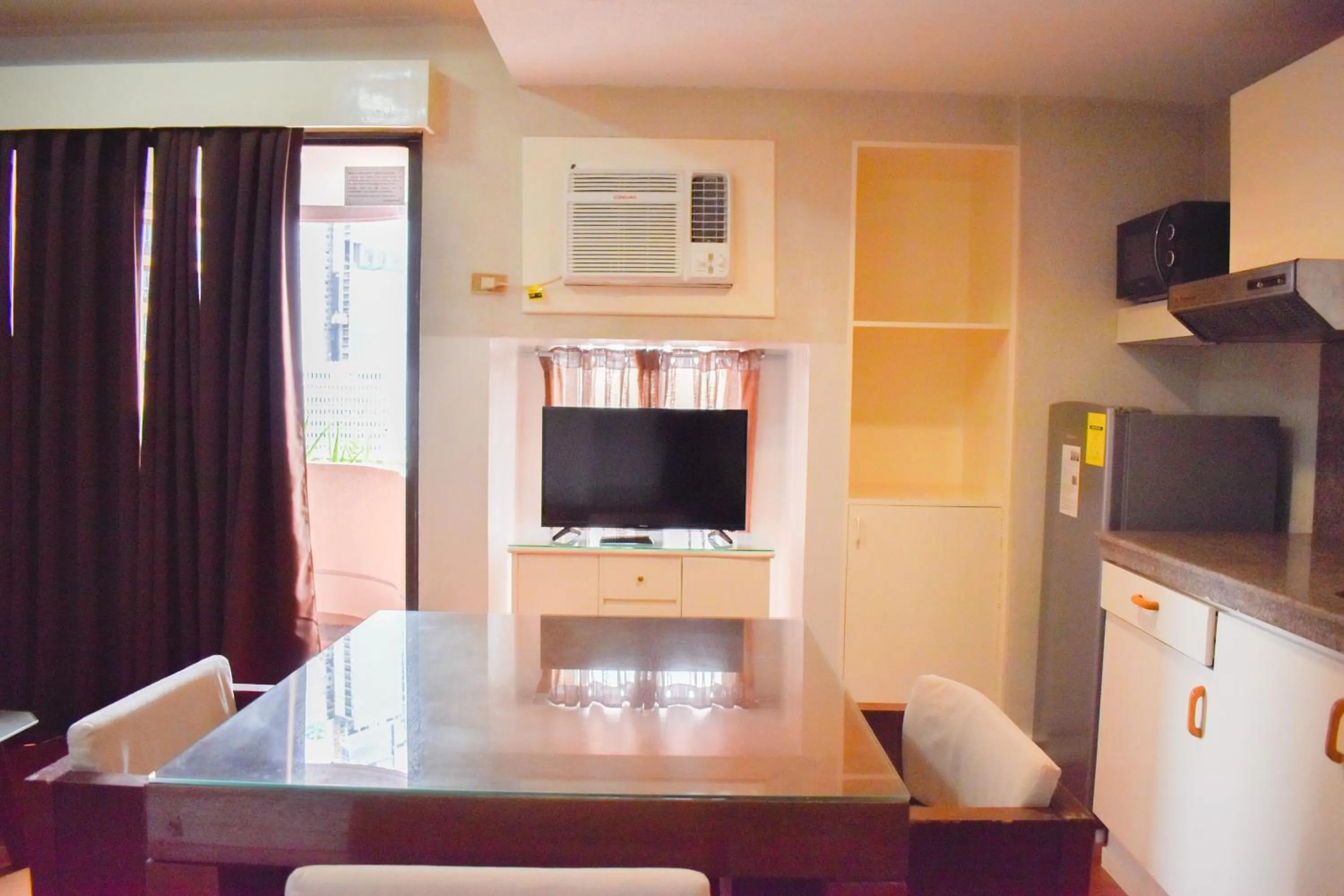 TV and multimedia in Sunette Tower Suites Makati City Center