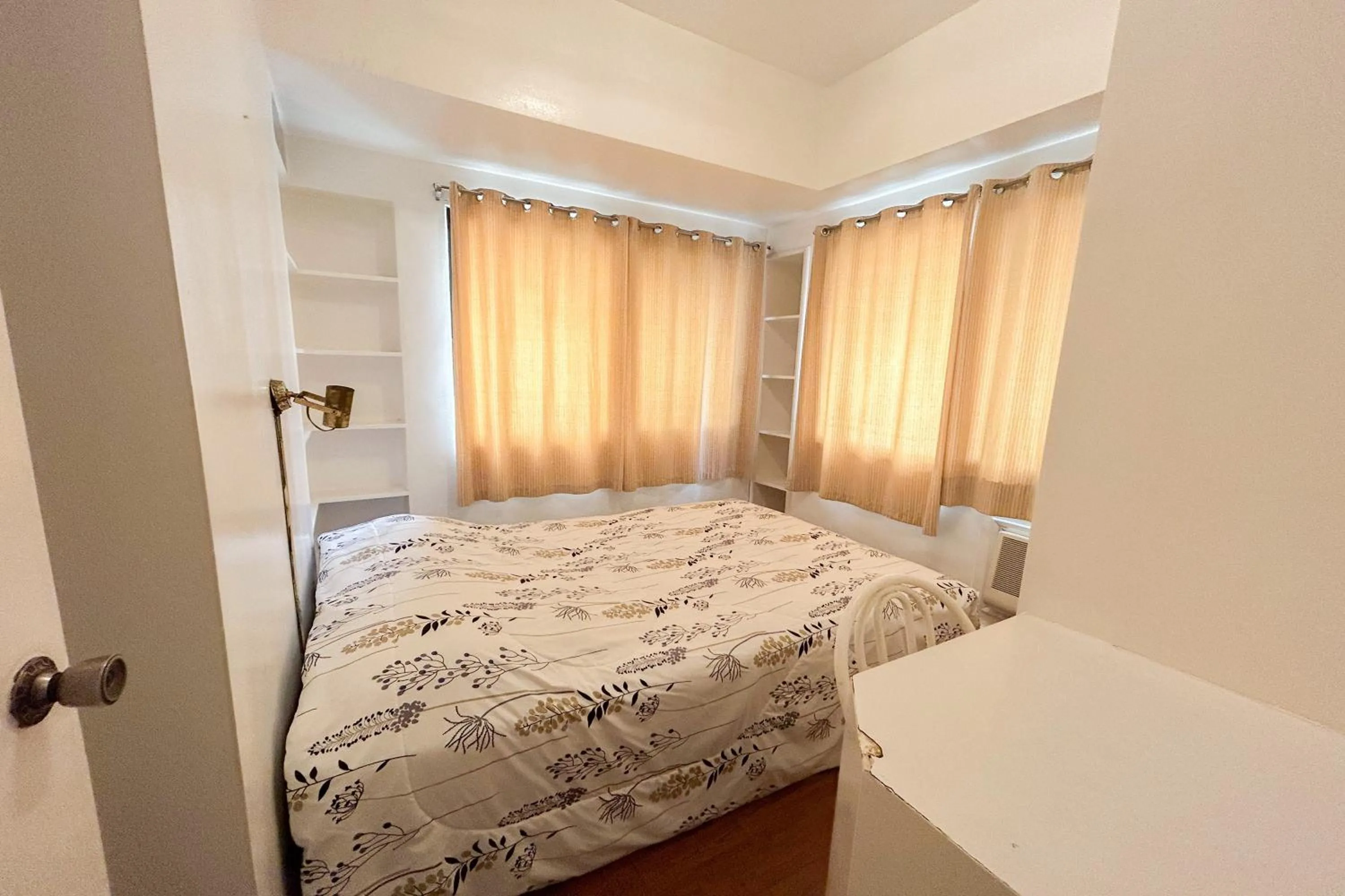 Bed in Sunette Tower Suites Makati City Center