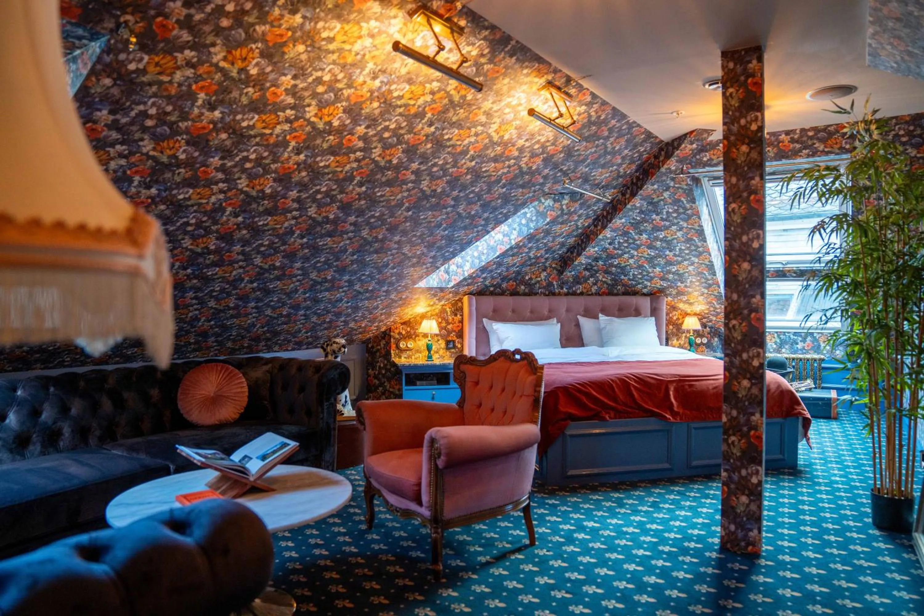 Seating area, Bed in Charmante Skostredet Hôtel