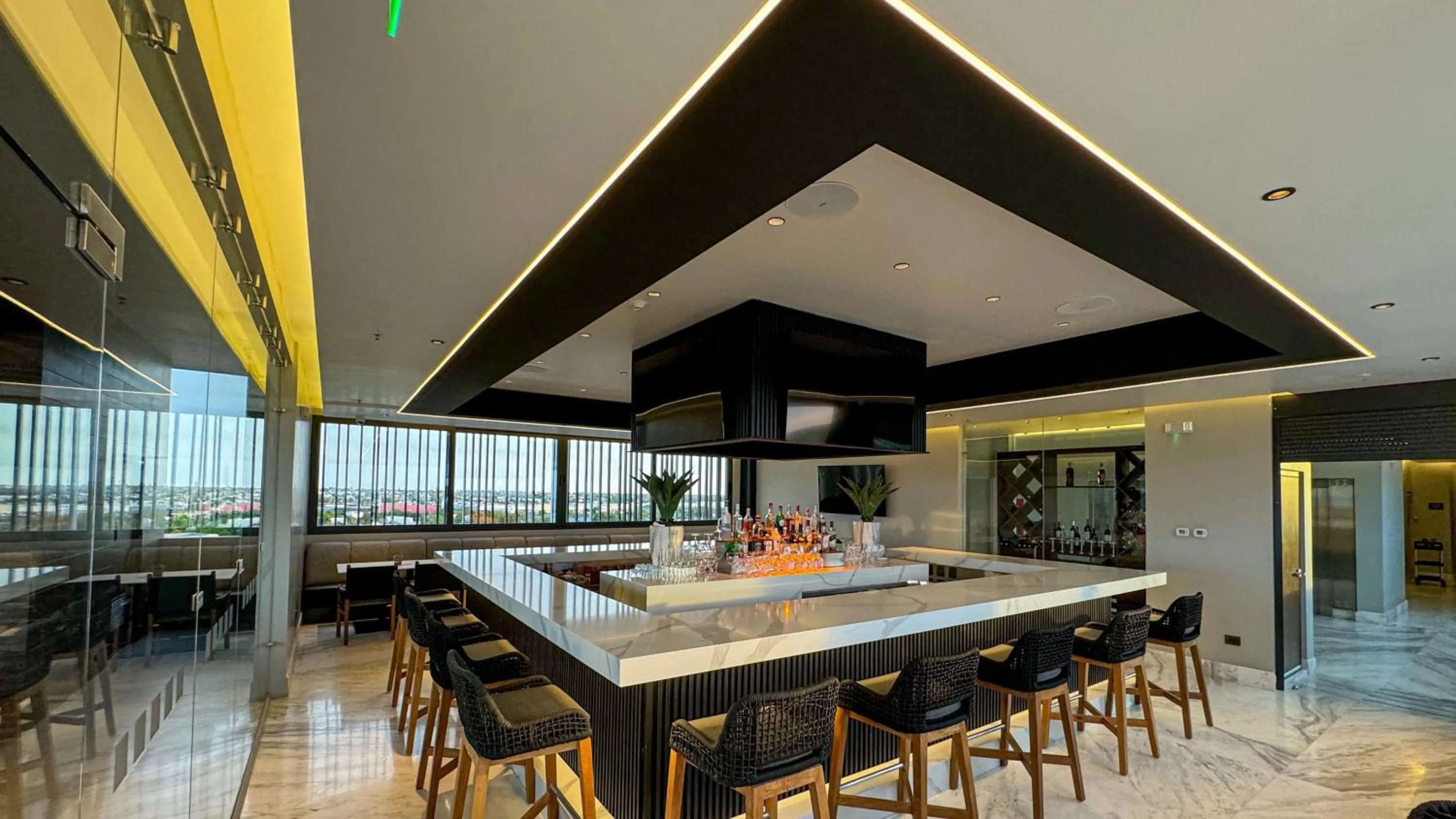 Lounge or bar in Holiday Inn Navojoa, an IHG Hotel