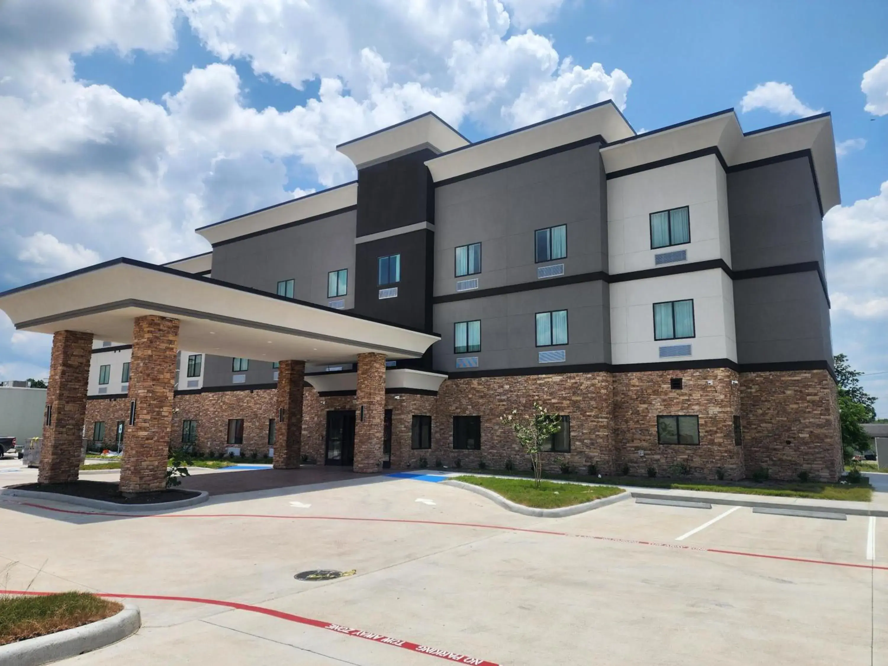 Property building in Holiday Inn Express & Suites Dayton - Highway 90 by IHG Property building in Holiday Inn Express & Suites Dayton - Highway 90 by IHG