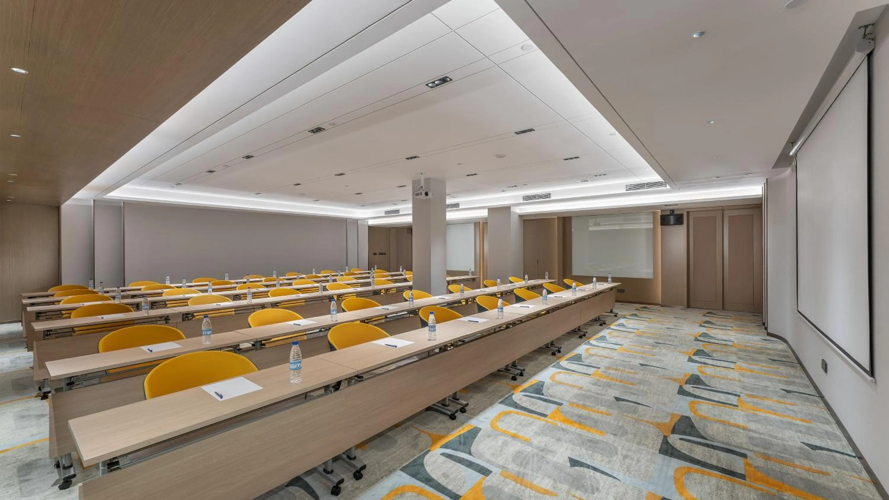 Meeting/conference room in Holiday Inn Express Dandong City Center by IHG