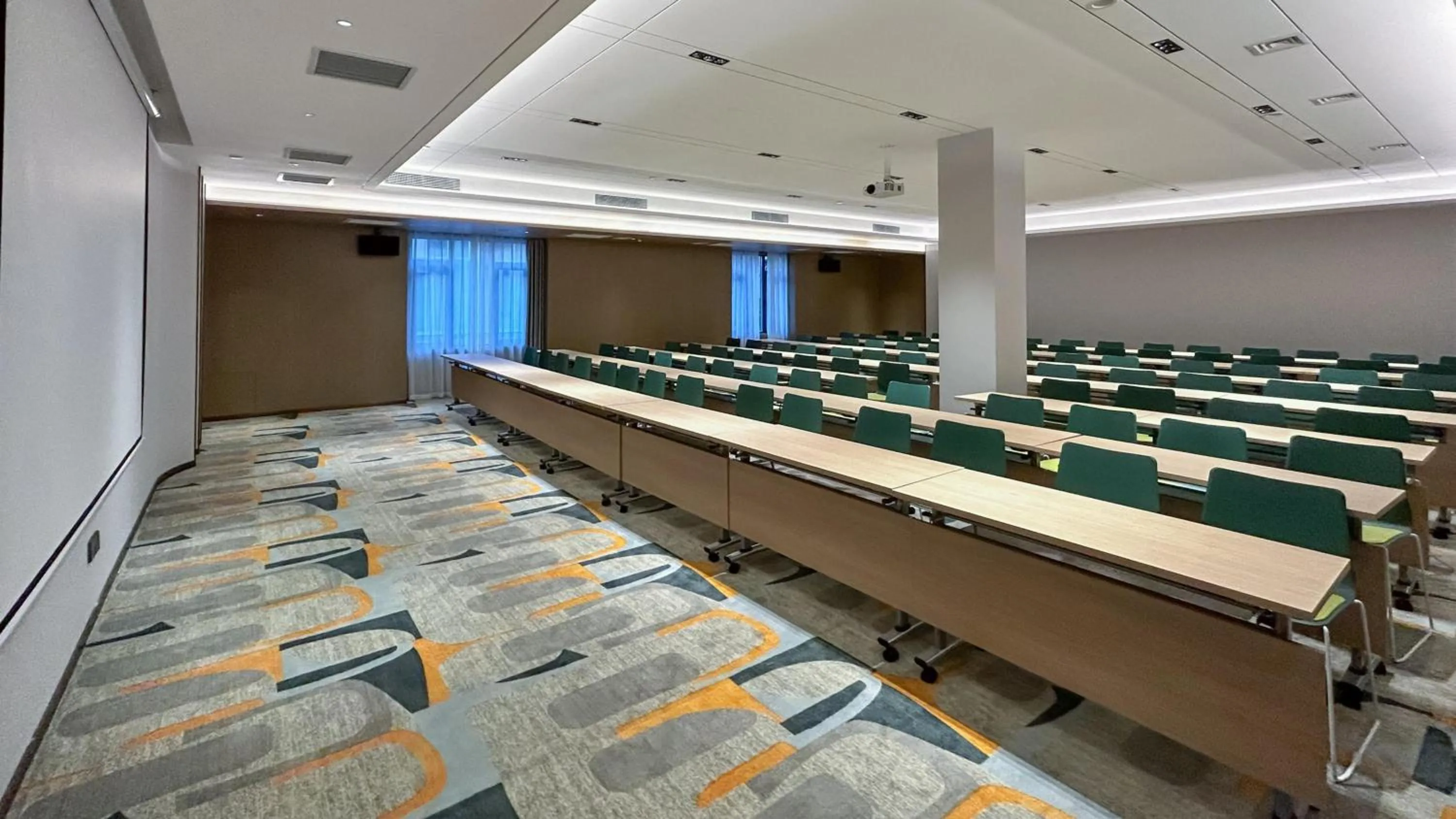 Meeting/conference room in Holiday Inn Express Dandong City Center by IHG