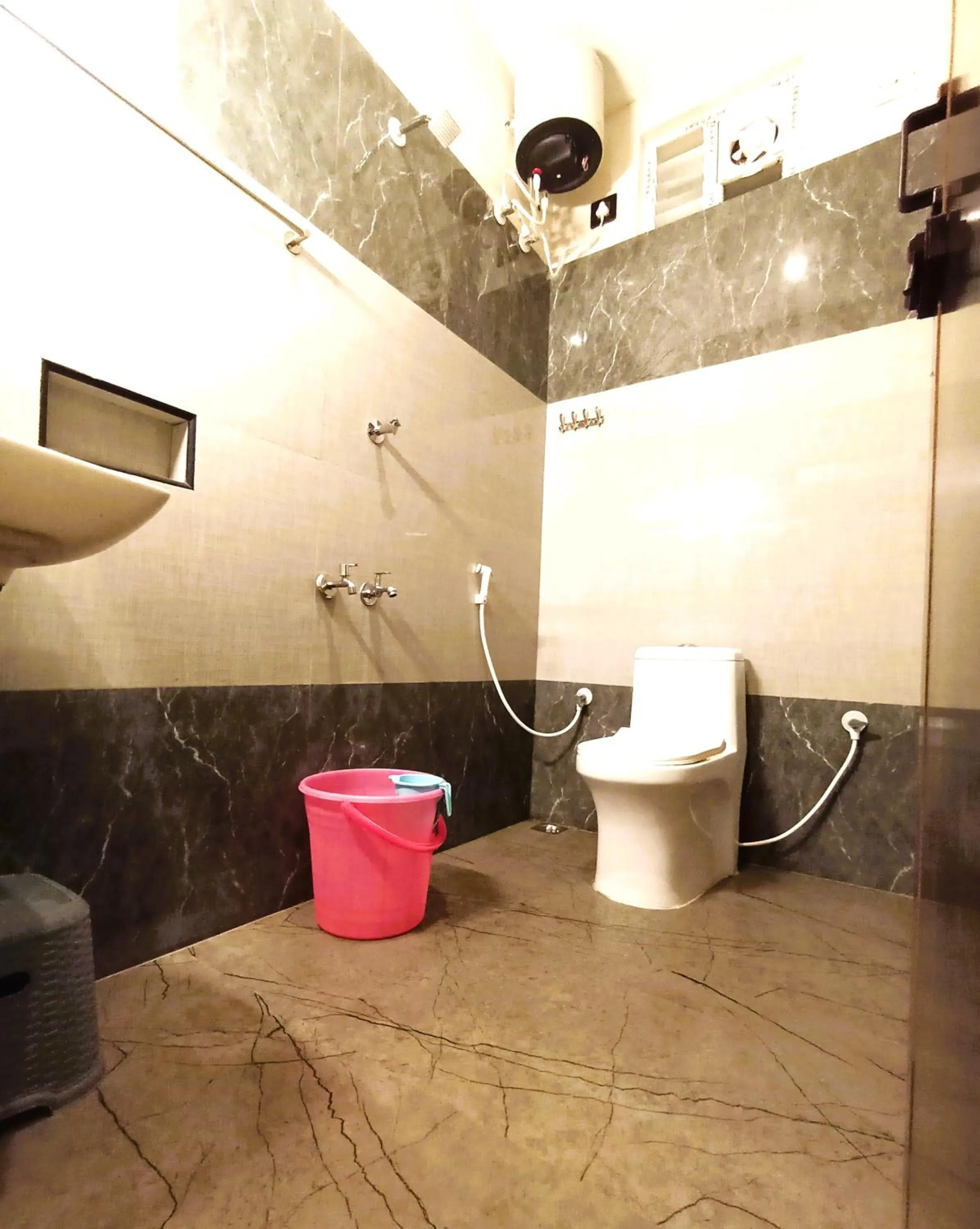 Shower in HOTEL ELITE