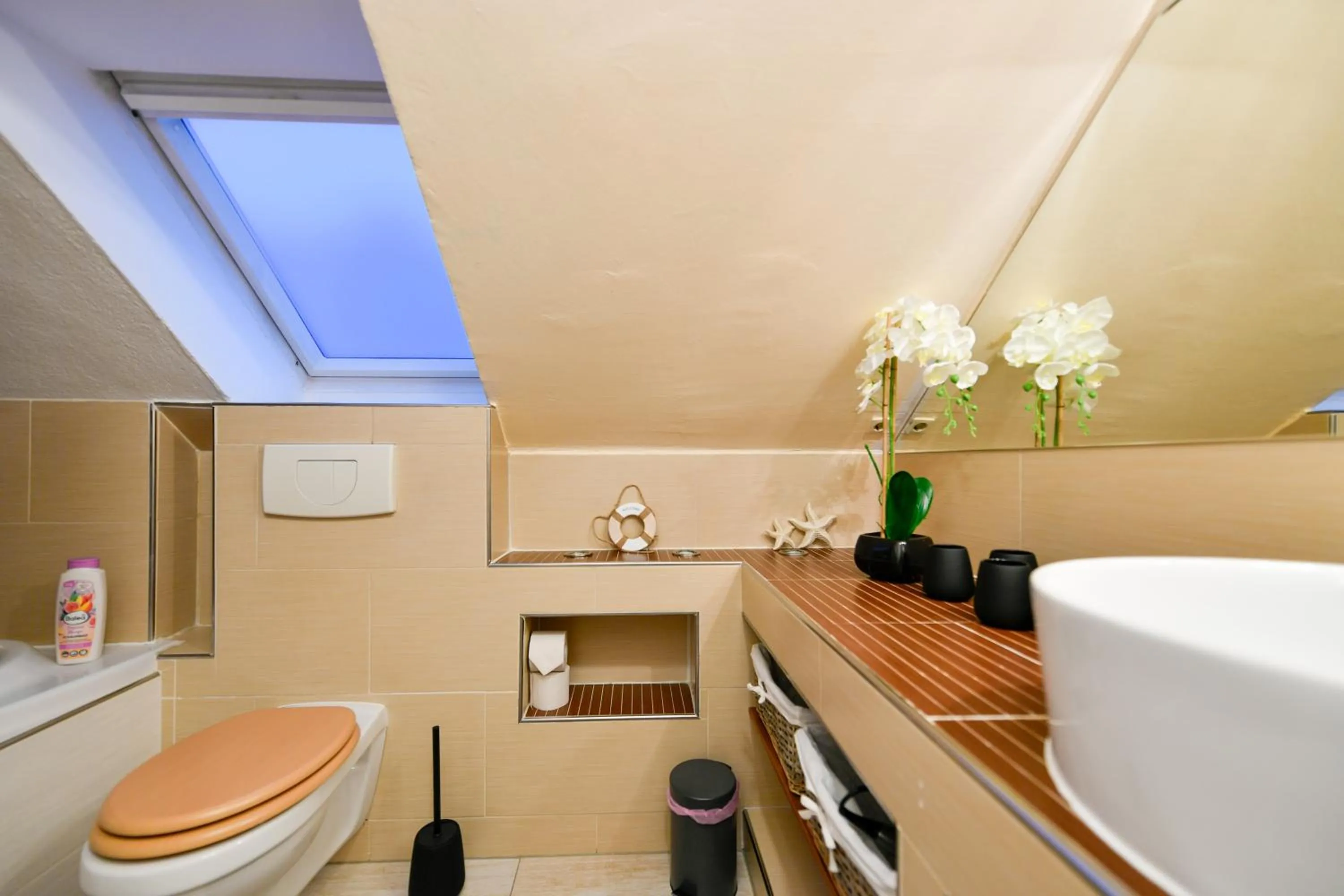 Toilet in Großes Spree Apartment, 3 Schlafzimmer bis 10 Personen, 4x KfZ Parkplatz, Terrasse, Waschtrockner, Wlan, Netflix