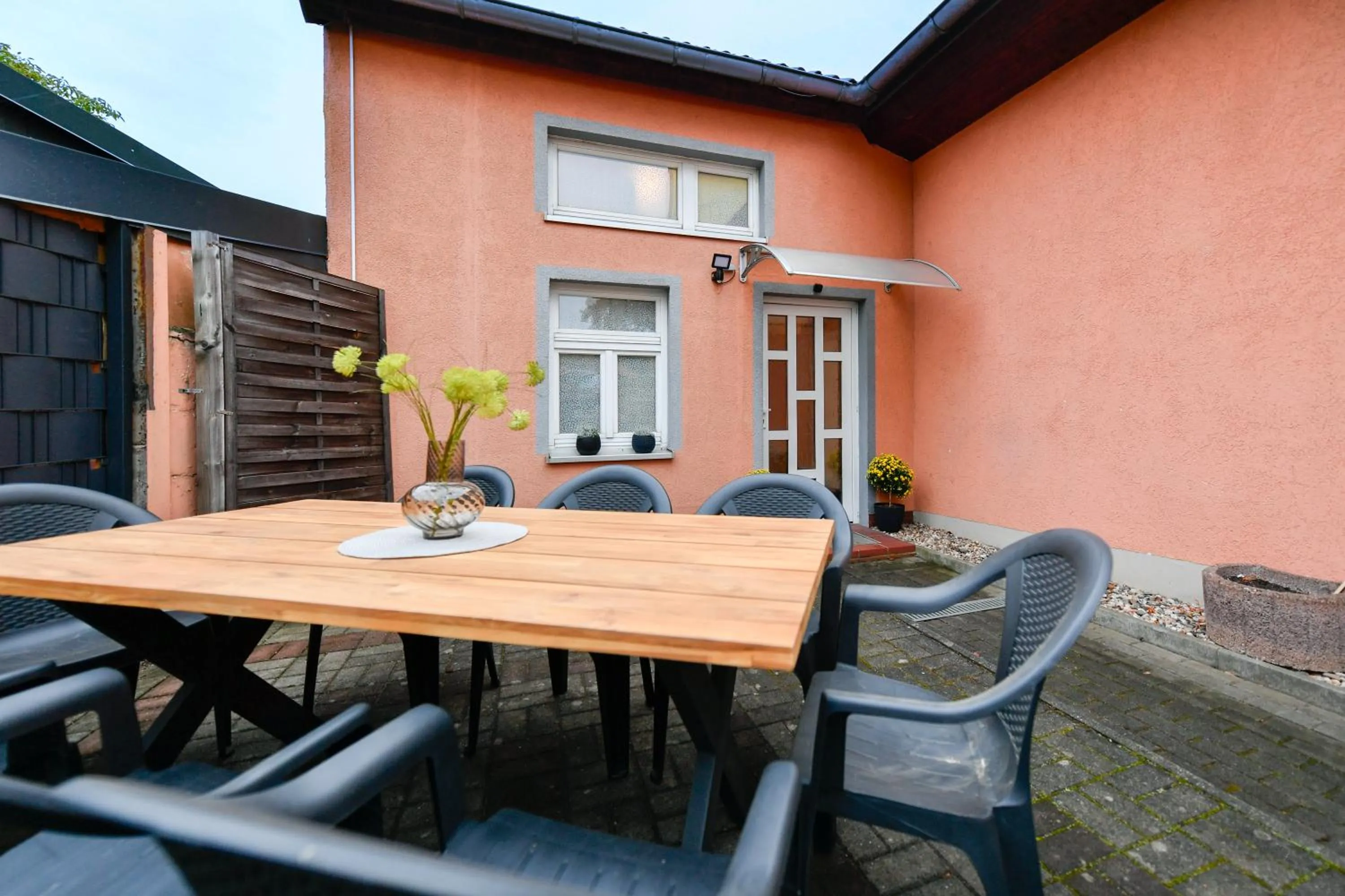 Property building in Großes Spree Apartment, 3 Schlafzimmer bis 10 Personen, 4x KfZ Parkplatz, Terrasse, Waschtrockner, Wlan, Netflix