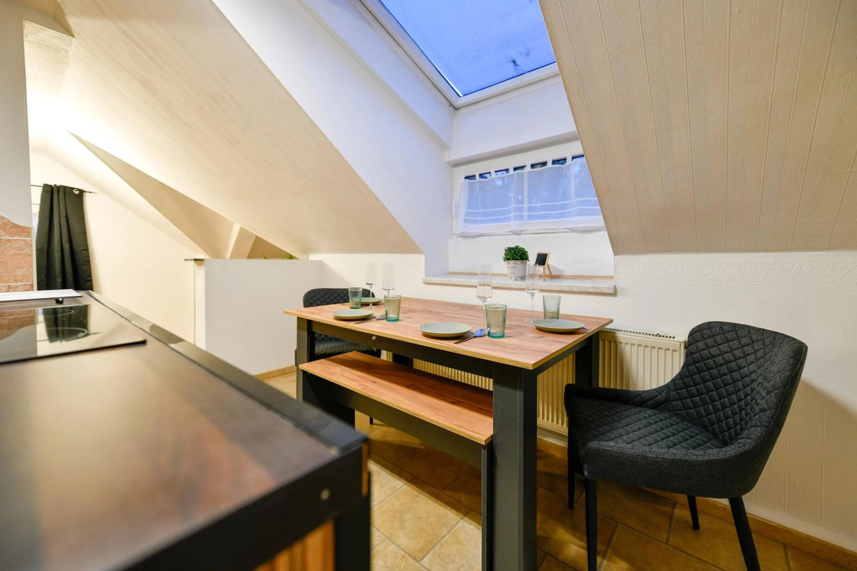Kitchen or kitchenette in Großes Spree Apartment, 3 Schlafzimmer bis 10 Personen, 4x KfZ Parkplatz, Terrasse, Waschtrockner, Wlan, Netflix