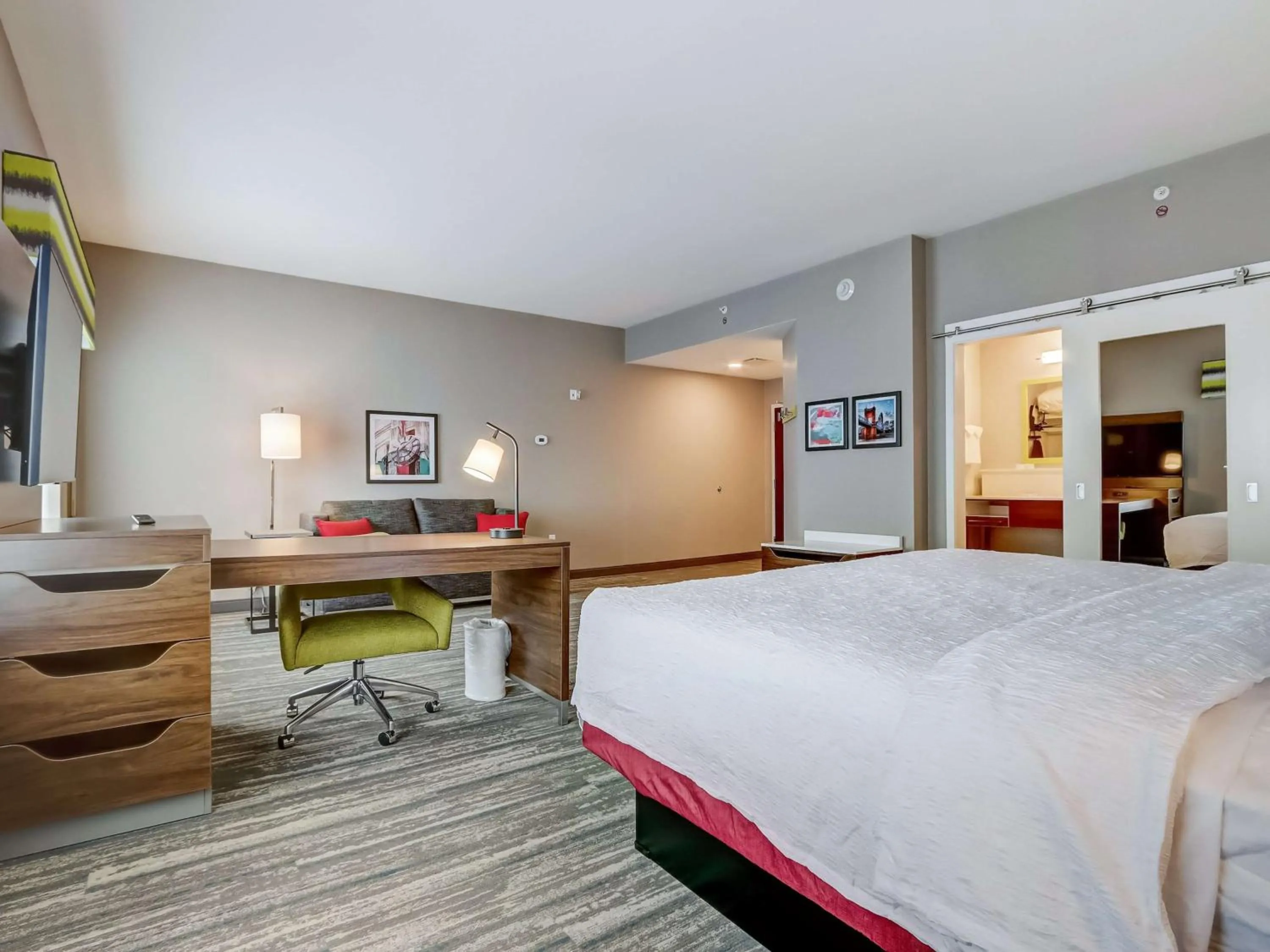 Living room, Bed in Hampton Inn & Suites Cincinnati Midtown Rookwood