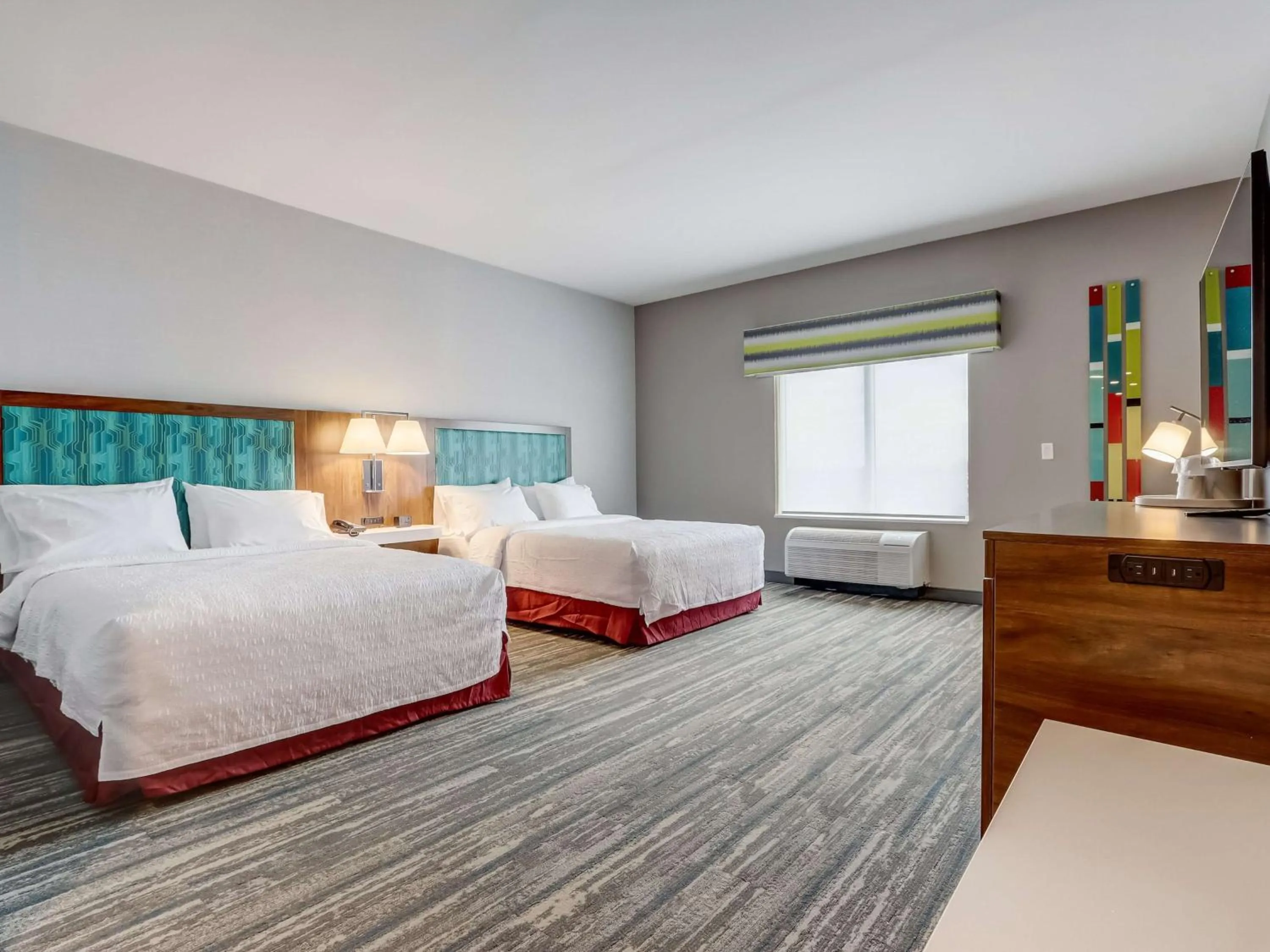 Bed in Hampton Inn & Suites Cincinnati Midtown Rookwood