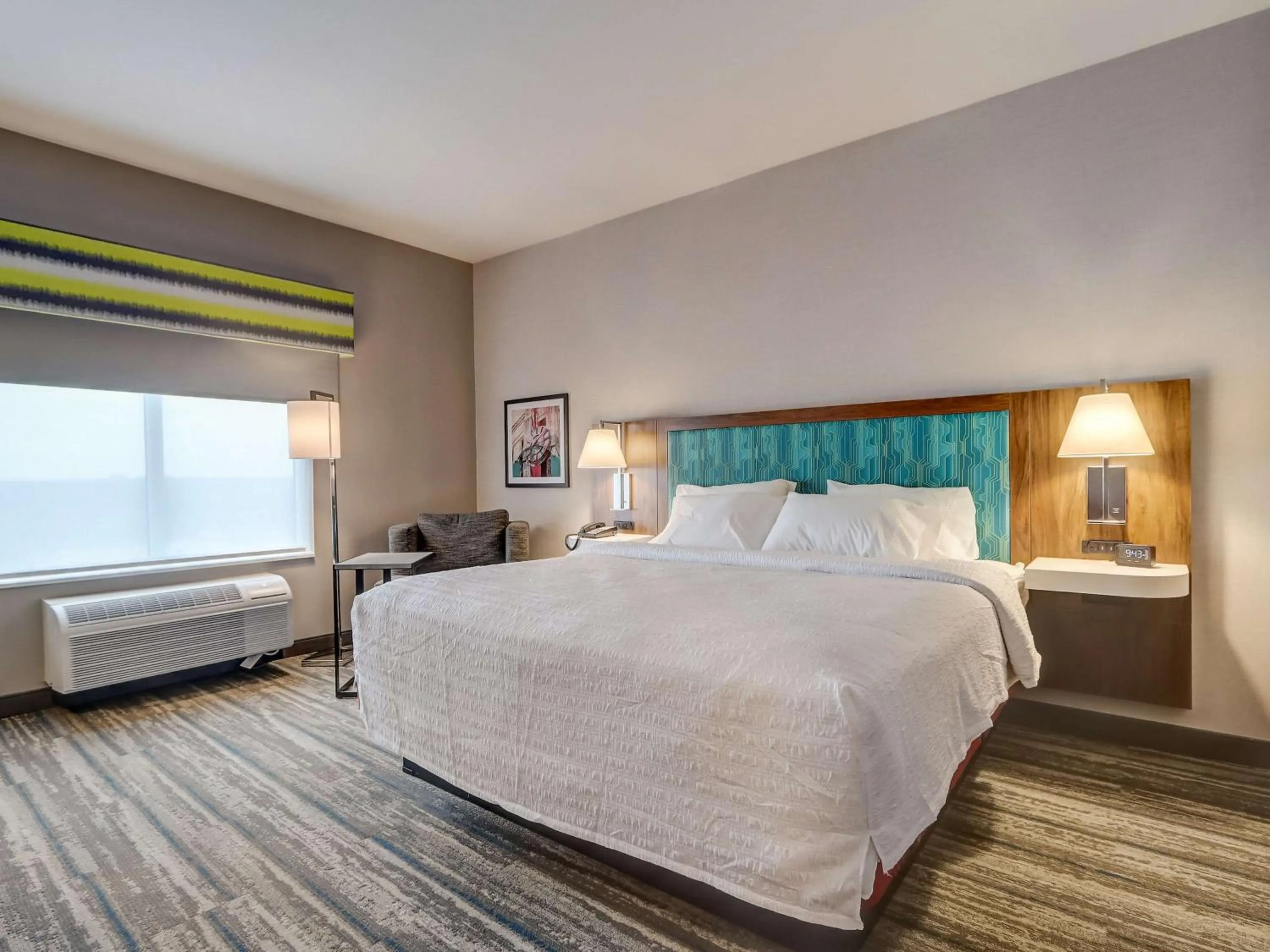 Bed in Hampton Inn & Suites Cincinnati Midtown Rookwood