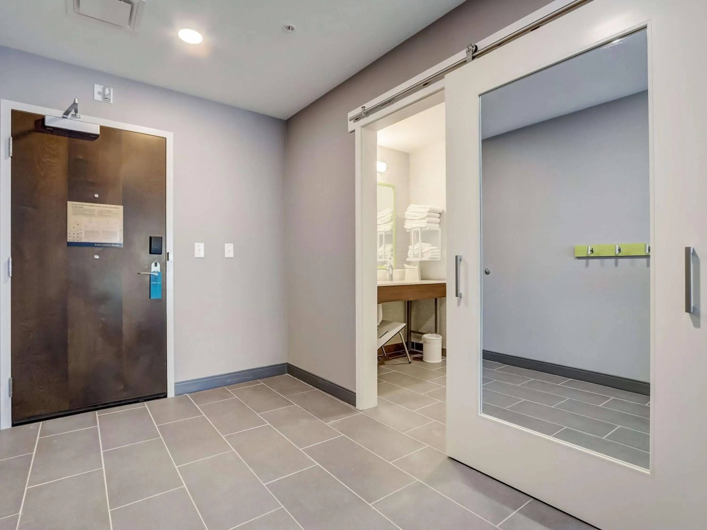 Photo of the whole room in Hampton Inn & Suites Cincinnati Midtown Rookwood