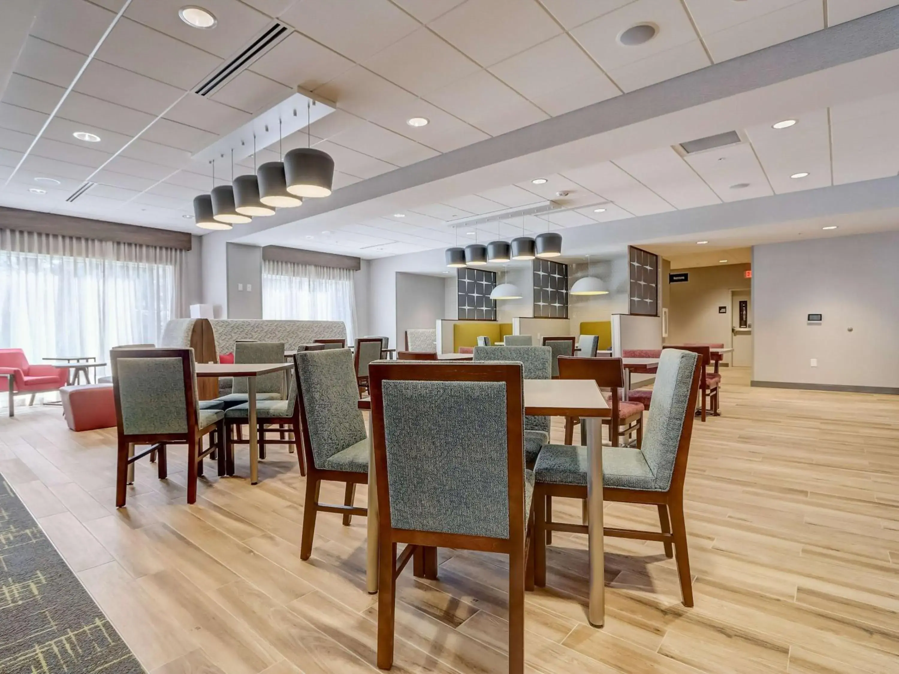 Breakfast in Hampton Inn & Suites Cincinnati Midtown Rookwood Breakfast in Hampton Inn & Suites Cincinnati Midtown Rookwood