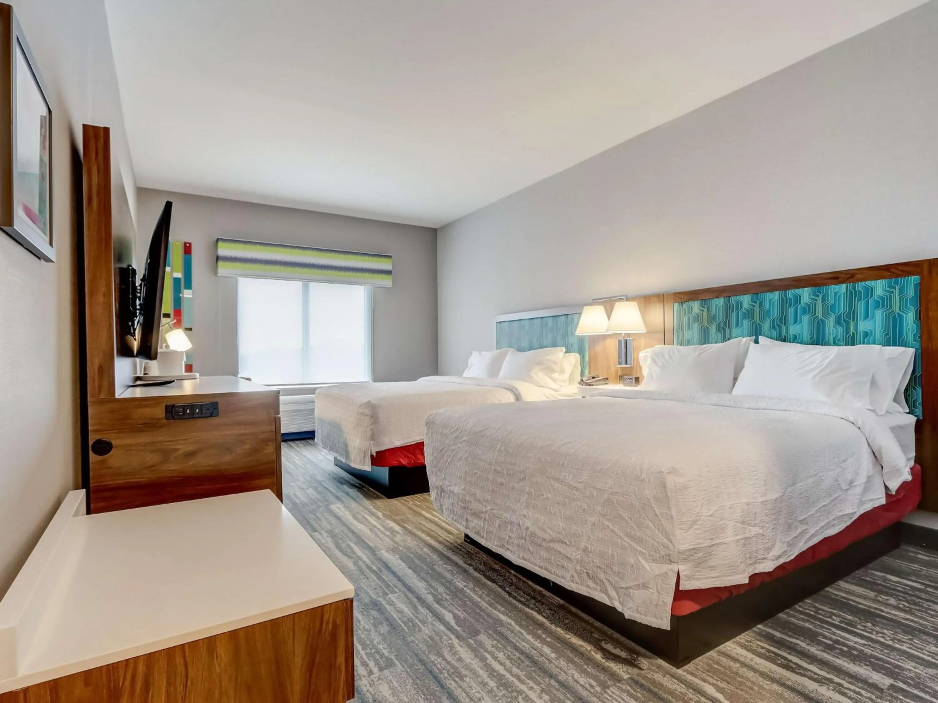 Bed in Hampton Inn & Suites Cincinnati Midtown Rookwood