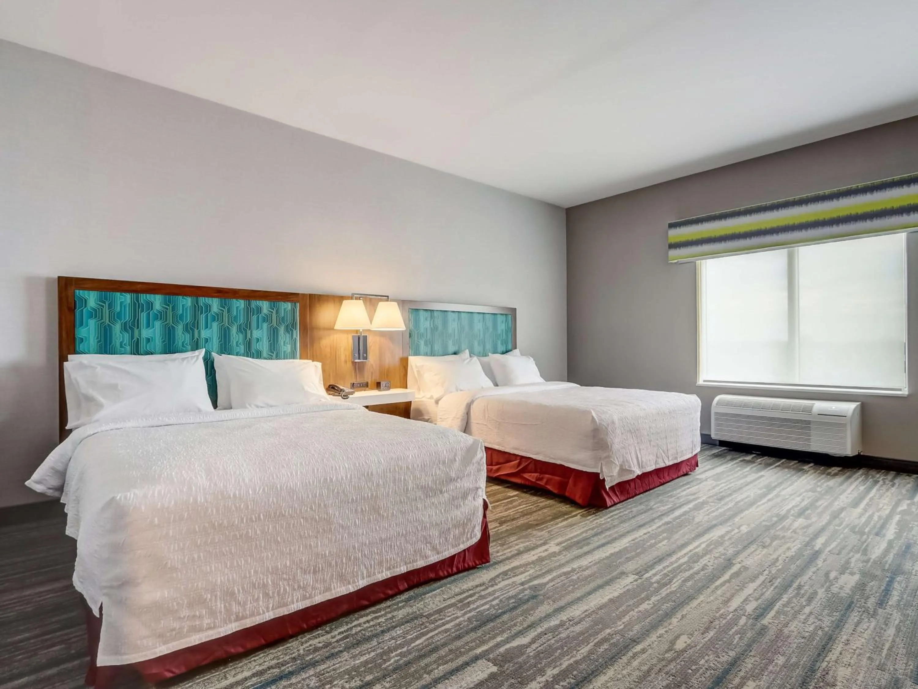 Bed in Hampton Inn & Suites Cincinnati Midtown Rookwood