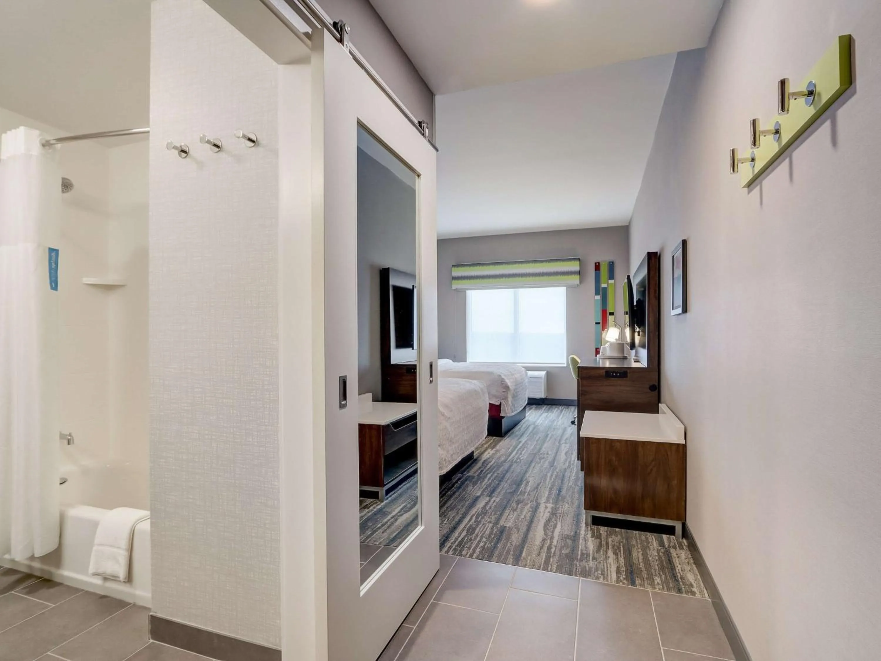 Bathroom, Bed in Hampton Inn & Suites Cincinnati Midtown Rookwood