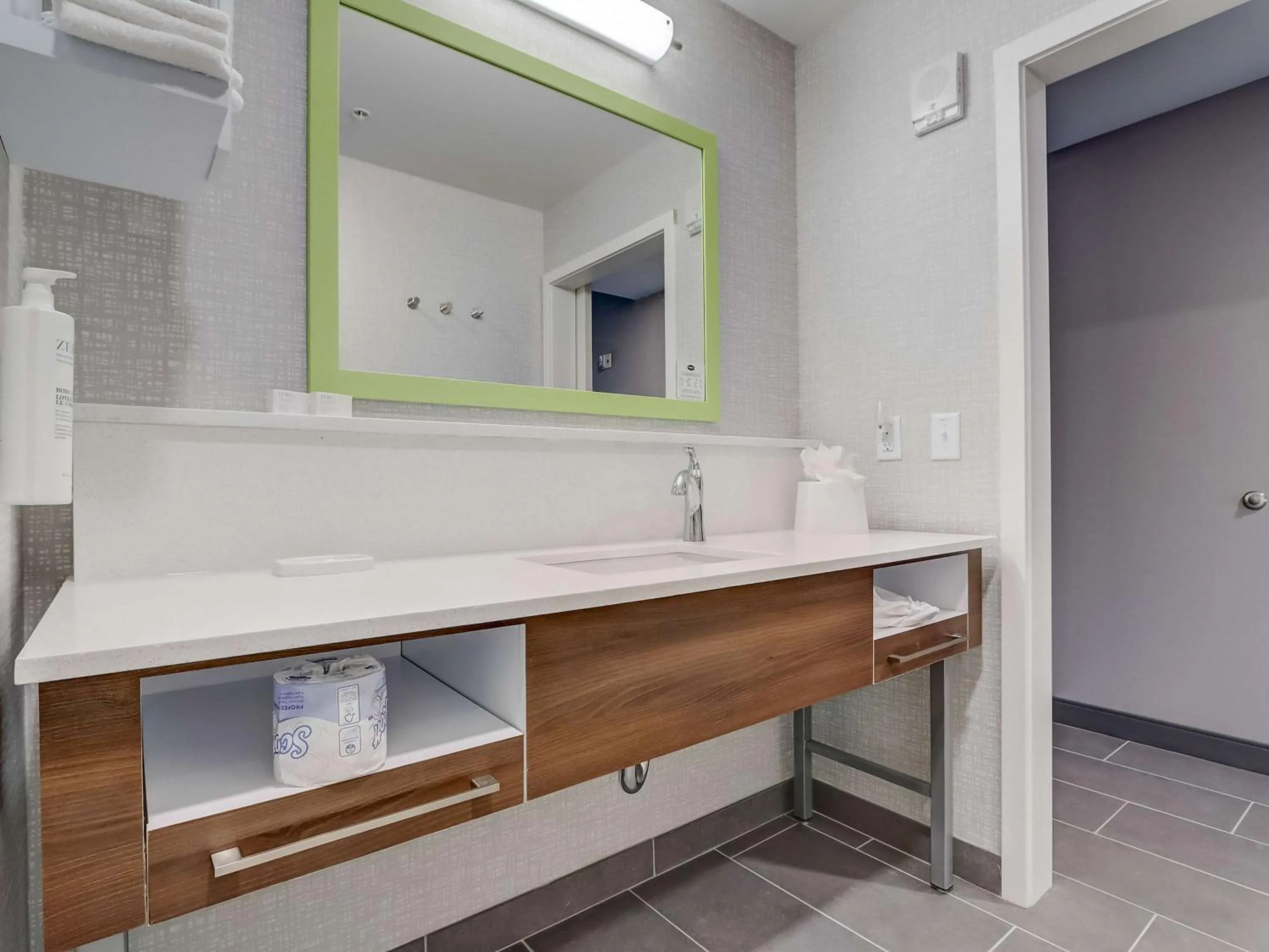 Bathroom in Hampton Inn & Suites Cincinnati Midtown Rookwood