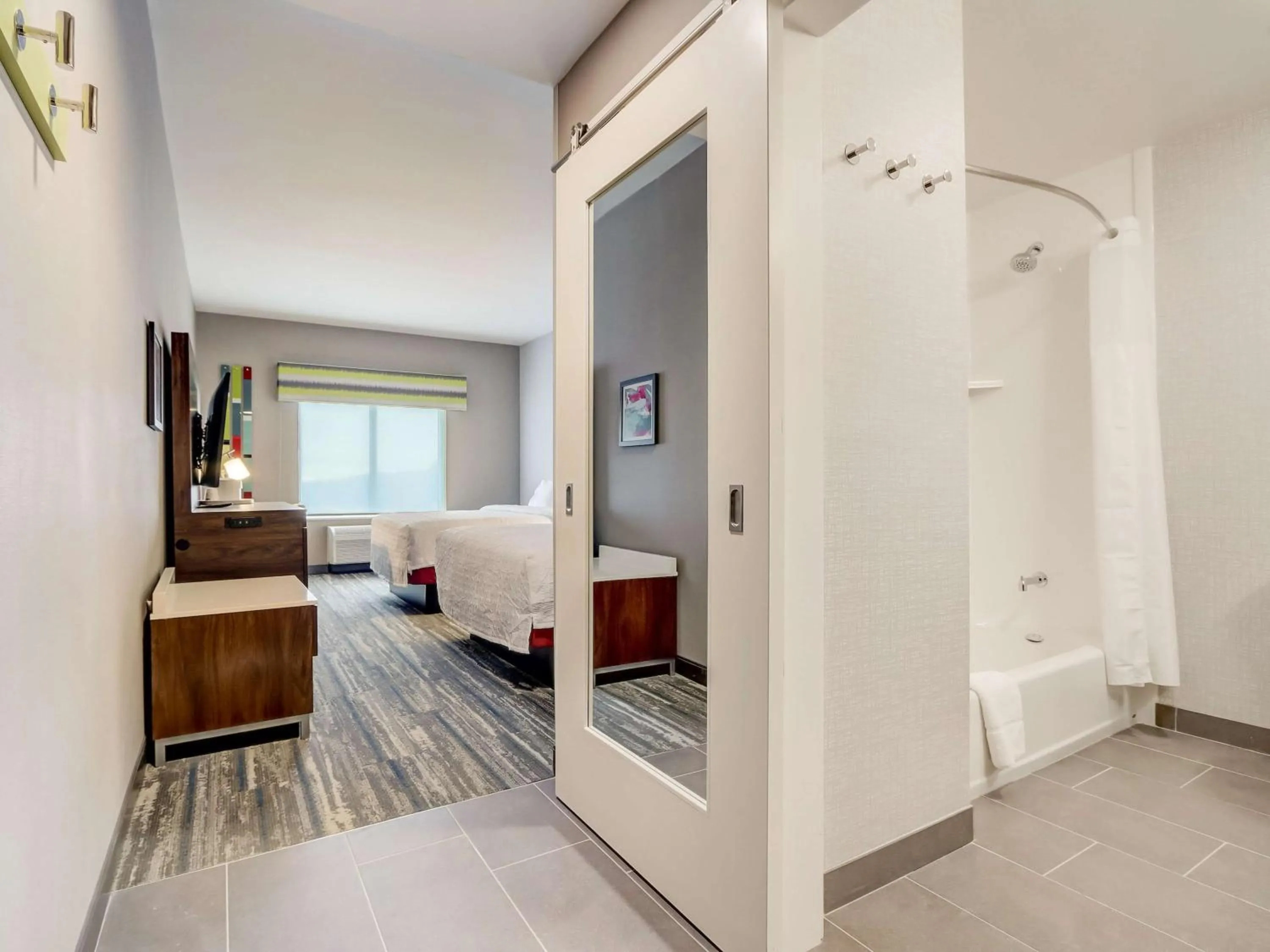 Bathroom, Bed in Hampton Inn & Suites Cincinnati Midtown Rookwood