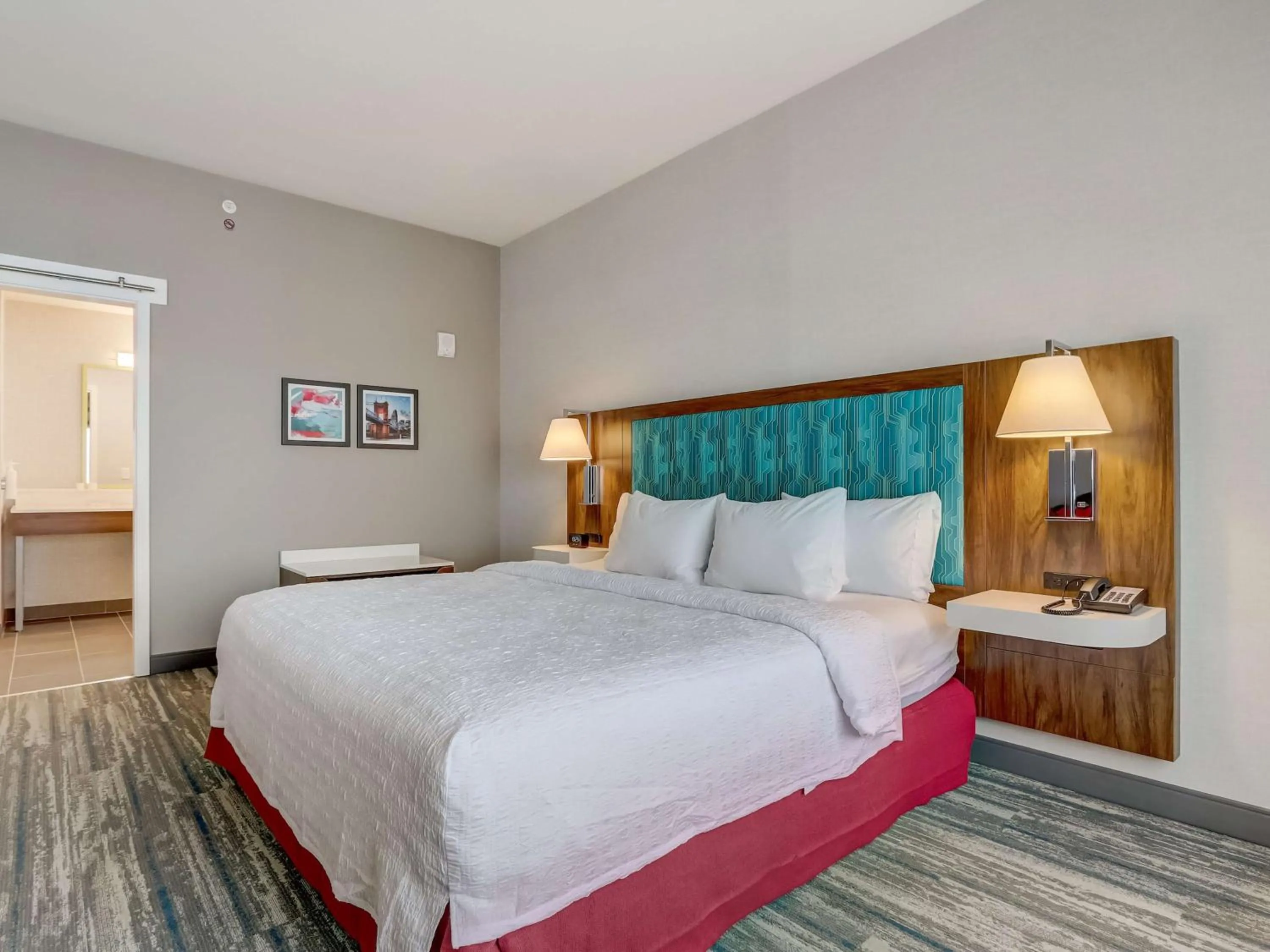 Bed in Hampton Inn & Suites Cincinnati Midtown Rookwood