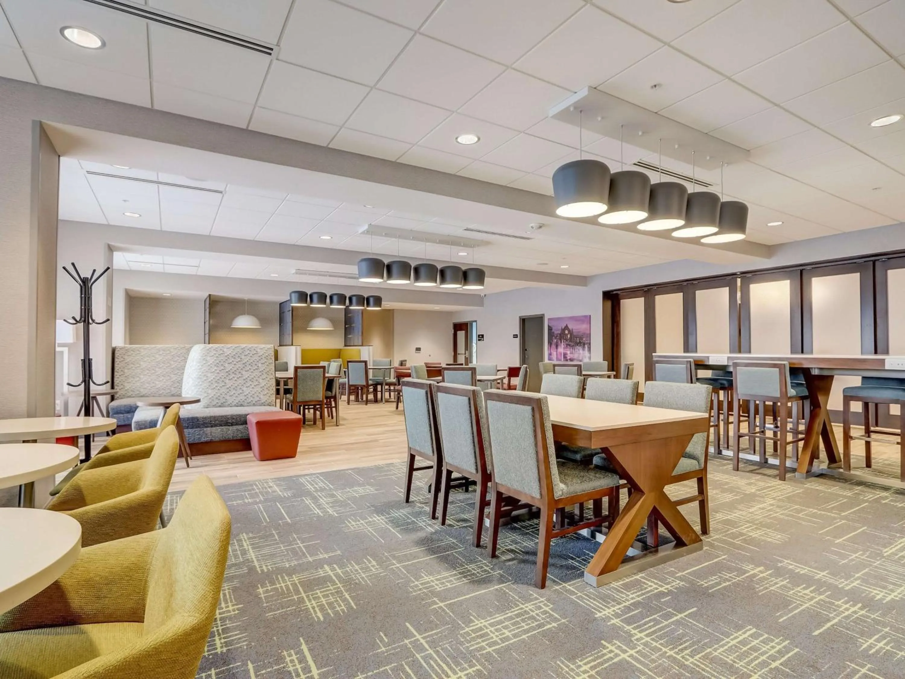 Seating area in Hampton Inn & Suites Cincinnati Midtown Rookwood