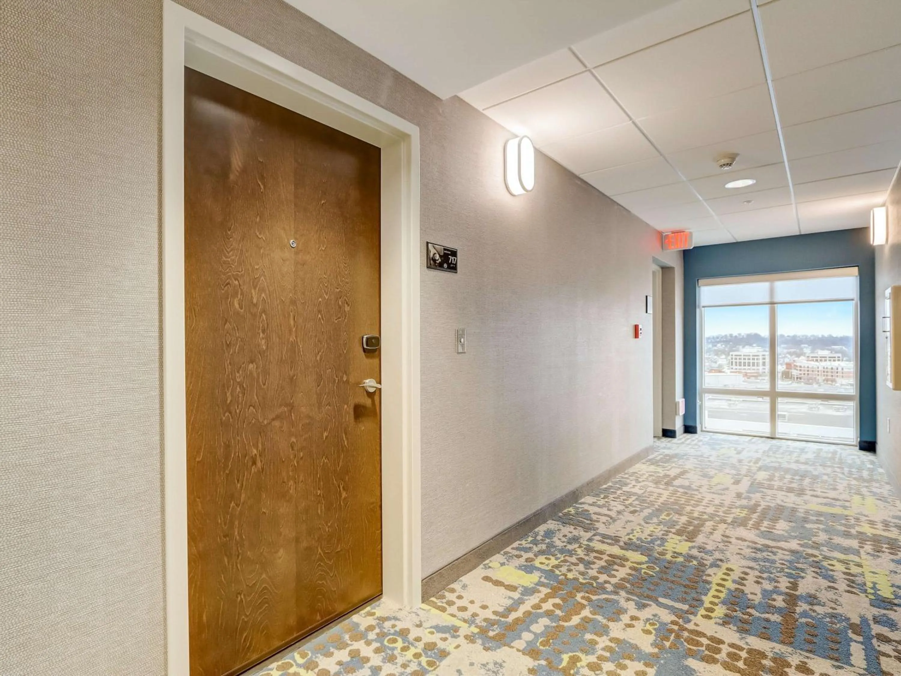 Photo of the whole room, Bed in Hampton Inn & Suites Cincinnati Midtown Rookwood