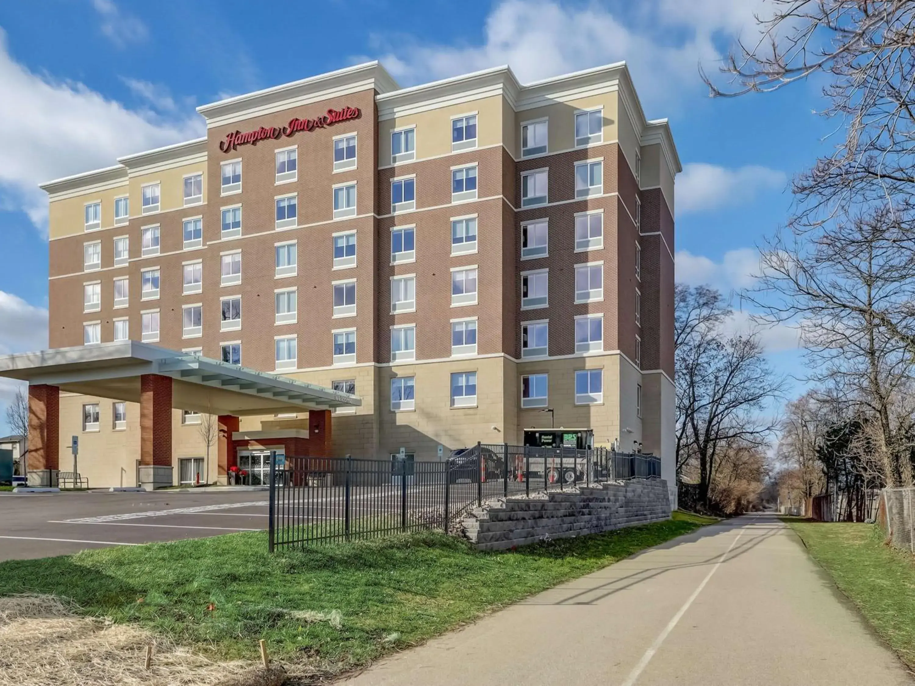 Property building in Hampton Inn & Suites Cincinnati Midtown Rookwood Property building in Hampton Inn & Suites Cincinnati Midtown Rookwood