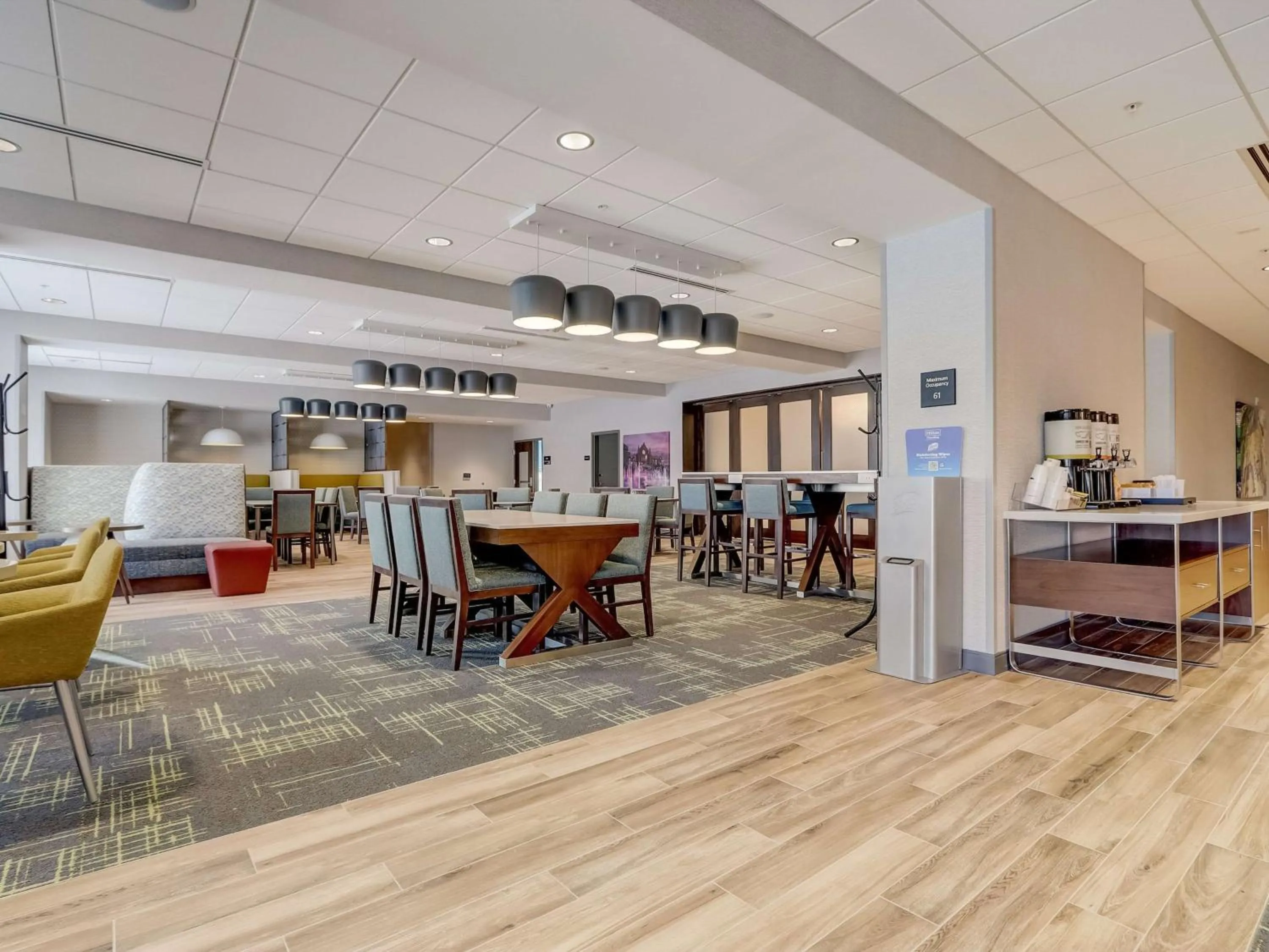Seating area in Hampton Inn & Suites Cincinnati Midtown Rookwood