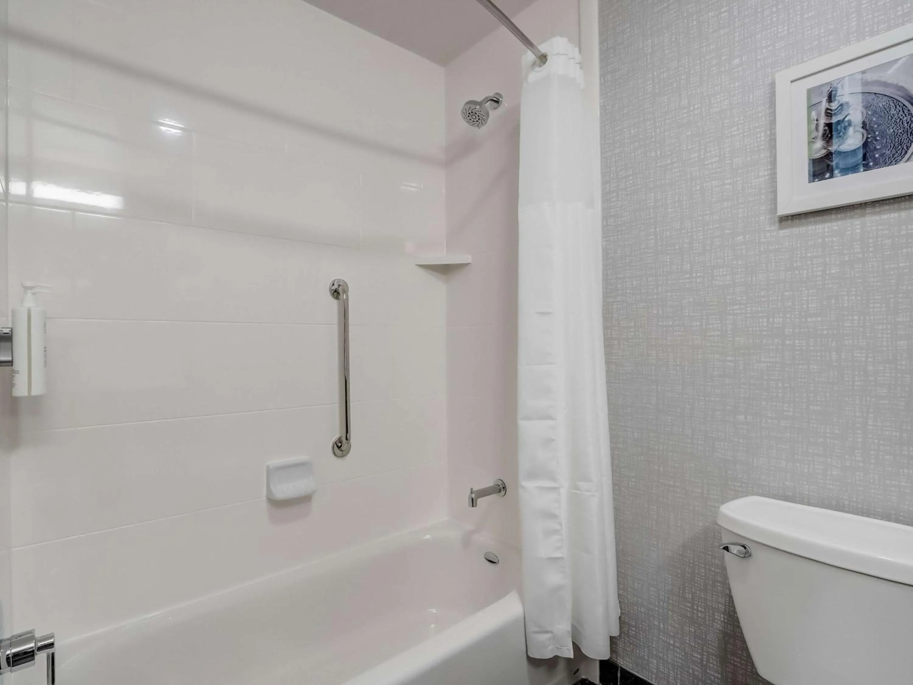 Bathroom in Hampton Inn & Suites Cincinnati Midtown Rookwood