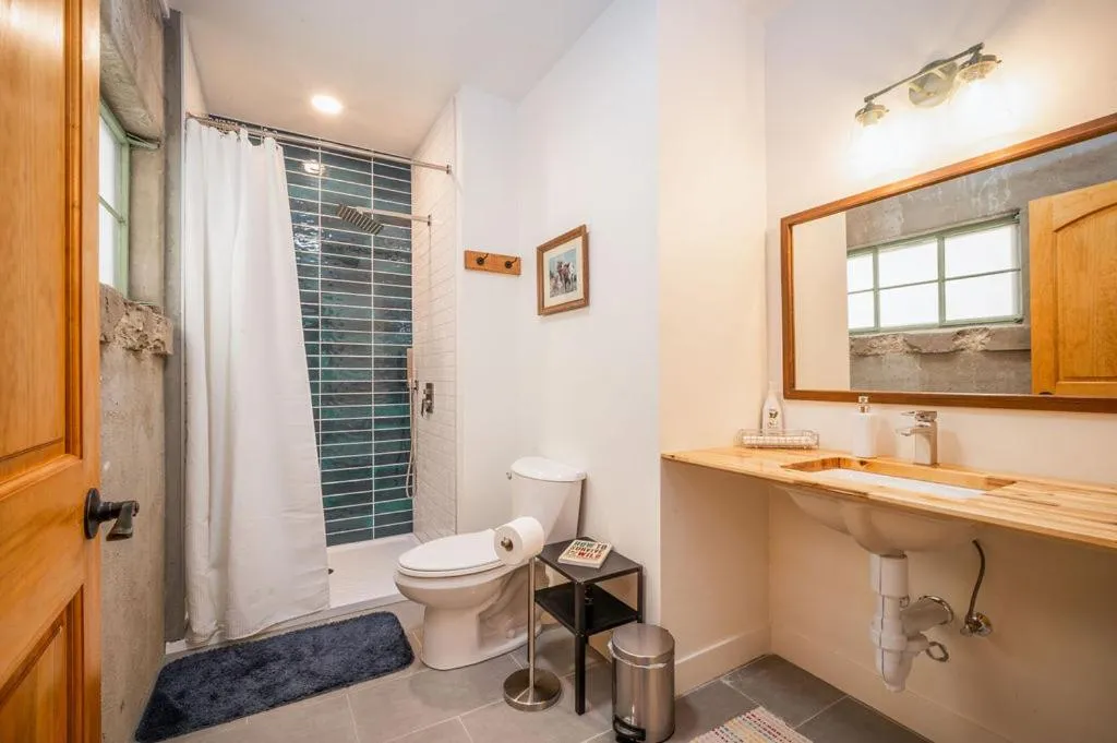 Queen Room with Shared Bathroom in Dolores Bike Hostel