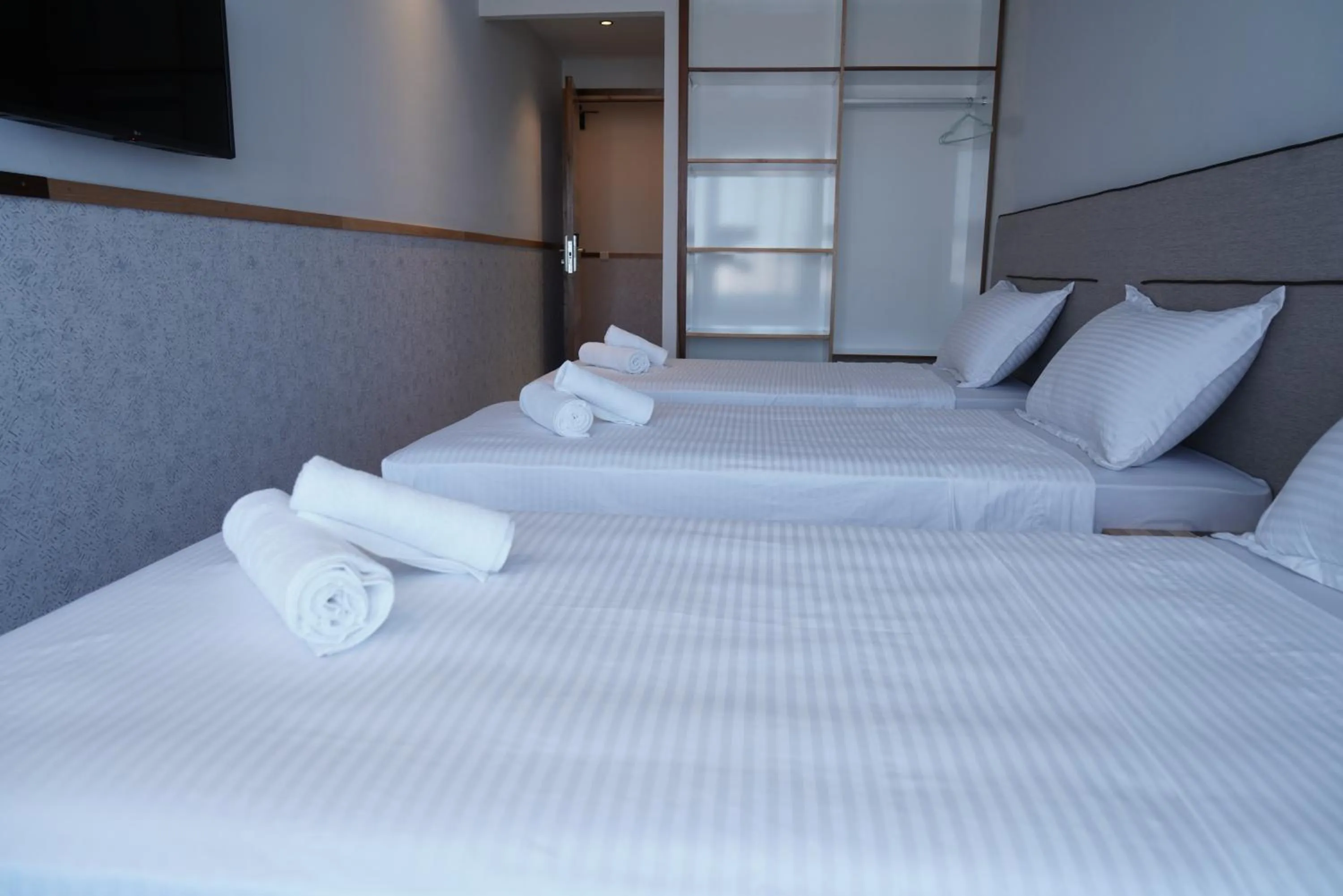 Photo of the whole room, Bed in Seashell