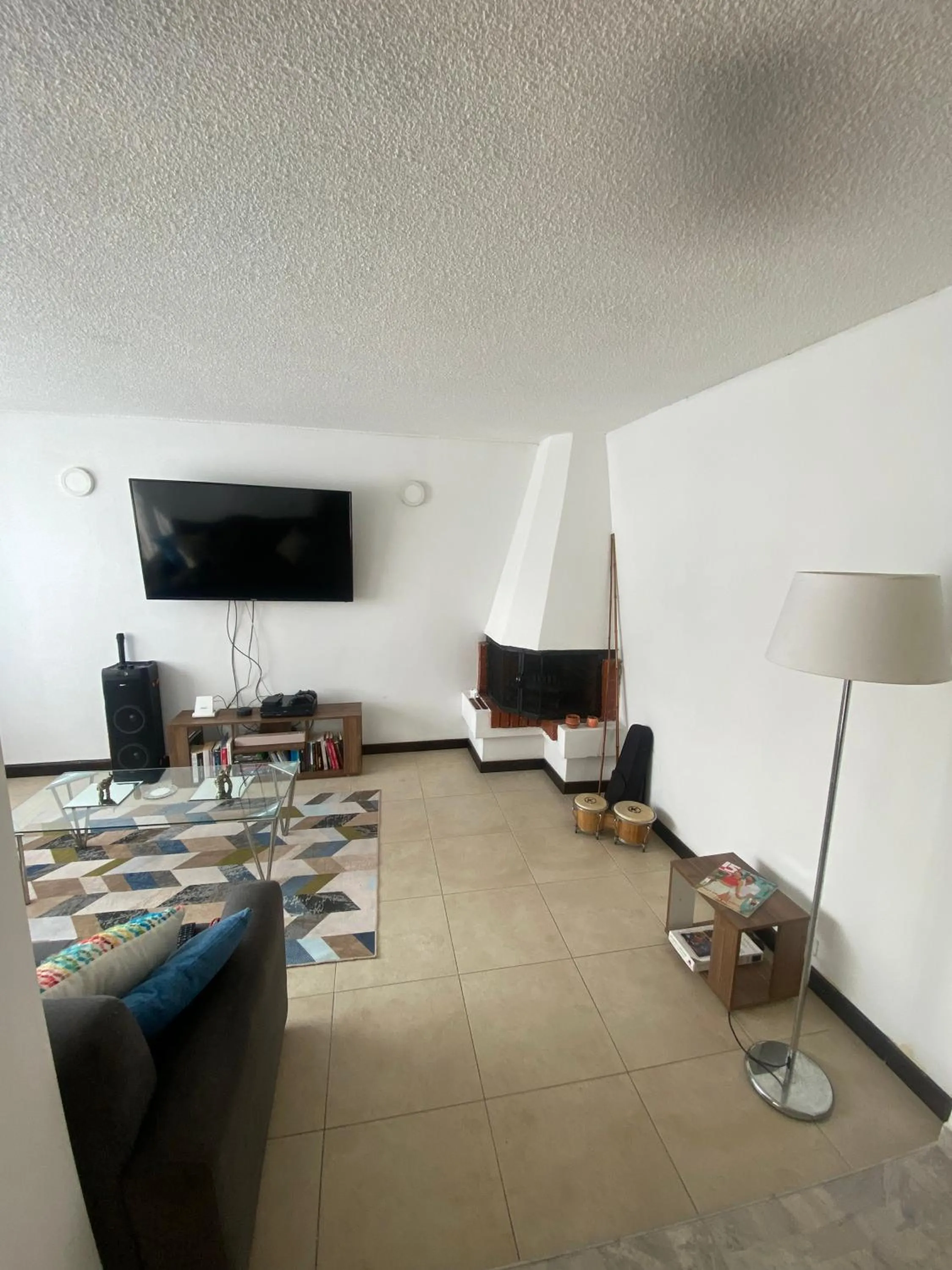 Communal lounge/ TV room in Hostel Urban City Bogotá