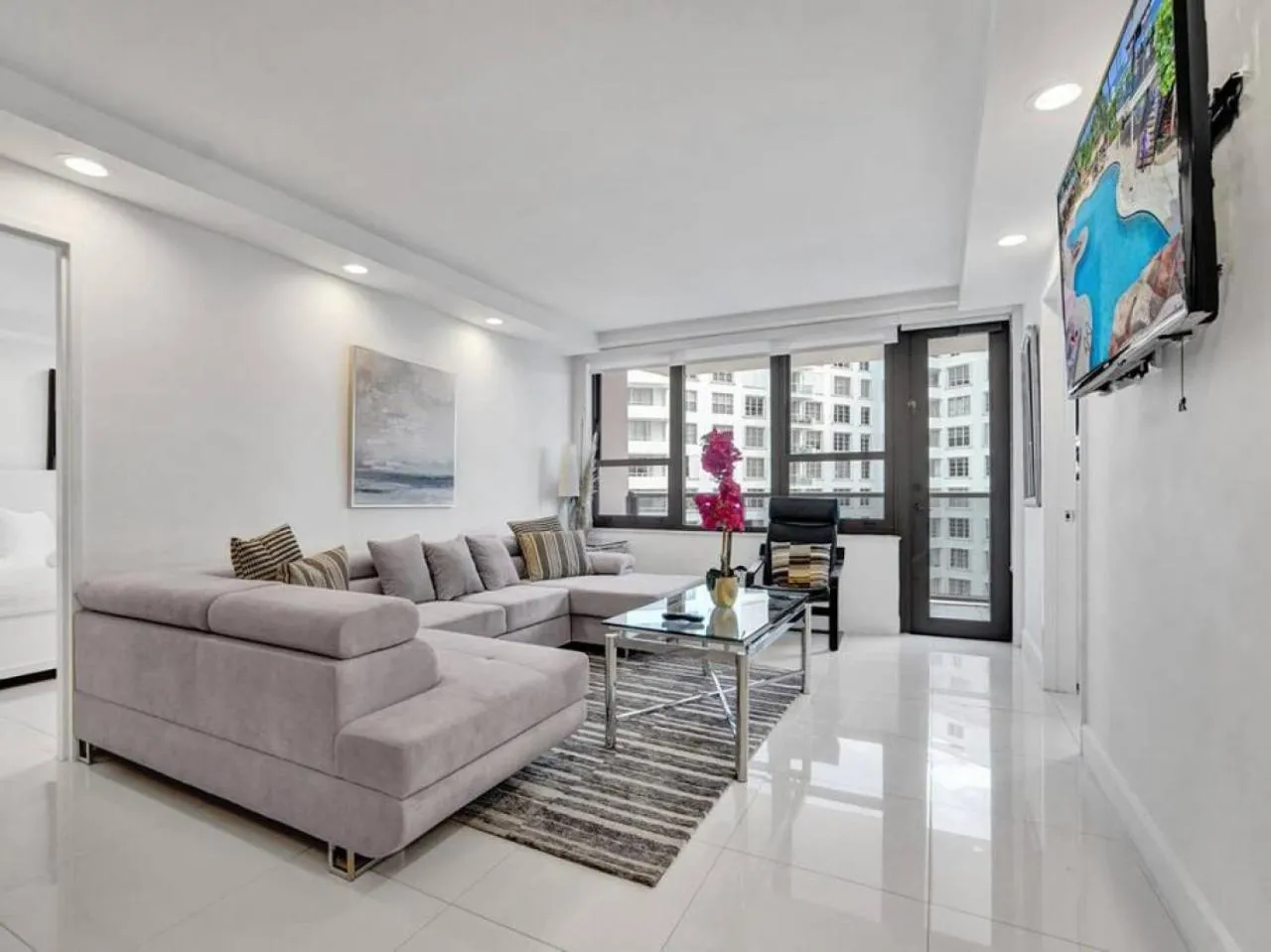 Living room in Amazing Ocean View Condo Beach Service 1111