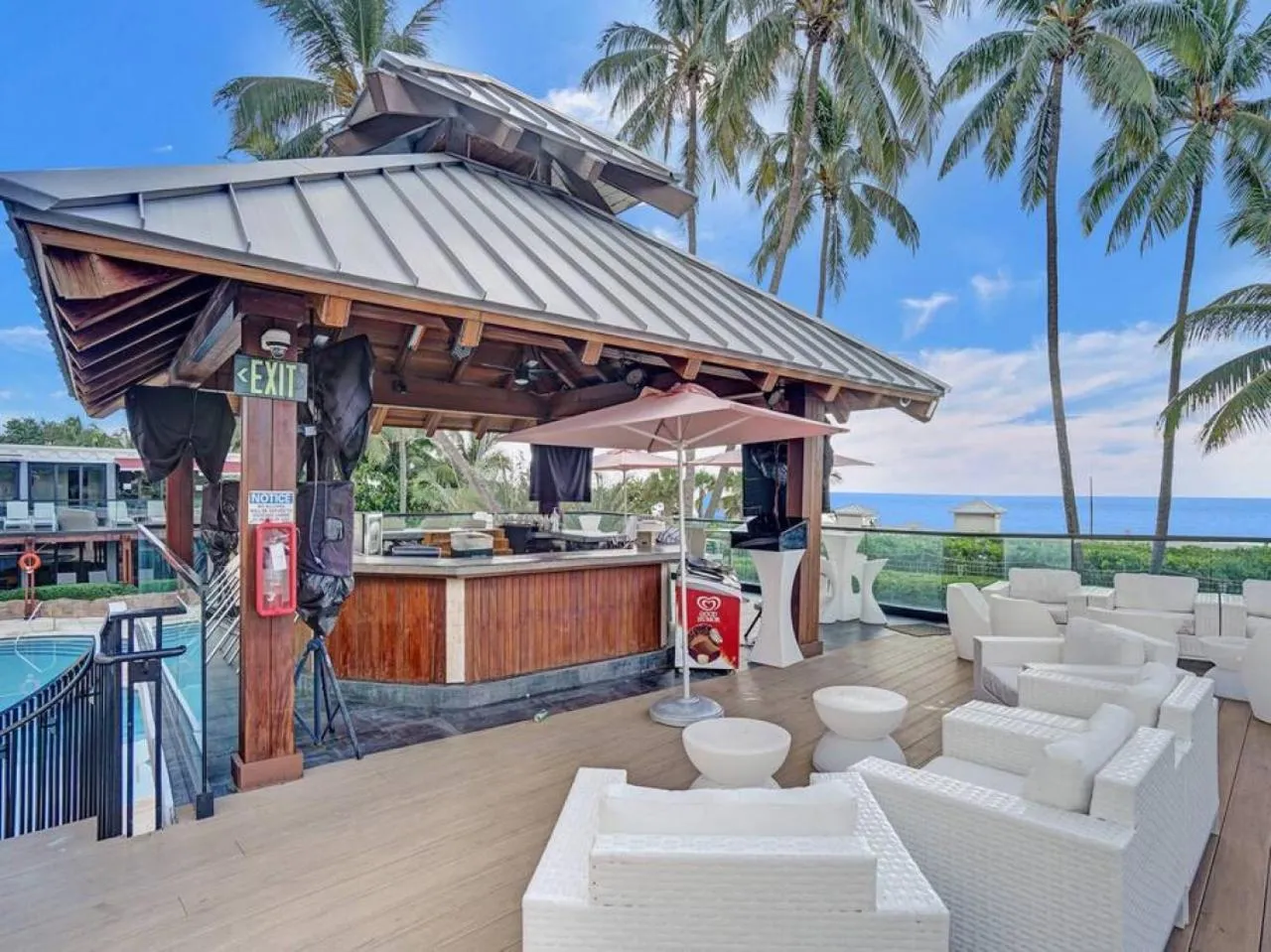 Lounge or bar in Amazing Ocean View Condo Beach Service 1111