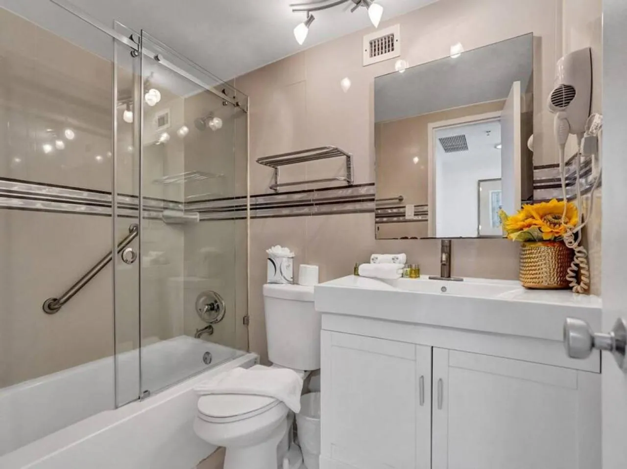 Bathroom in Amazing Ocean View Condo Beach Service 1111