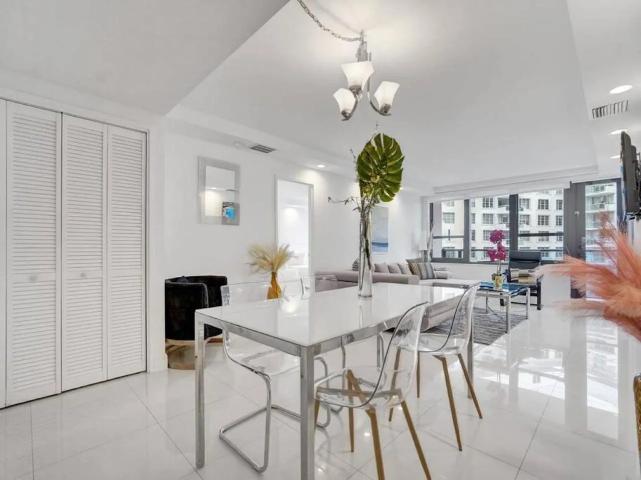 Dining area in Amazing Ocean View Condo Beach Service 1111
