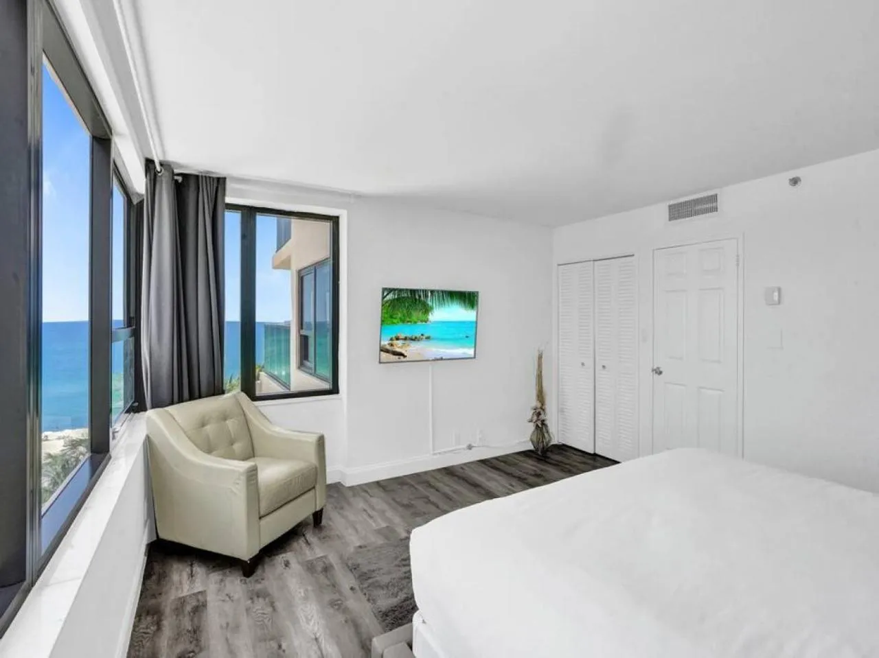 Bed in Full ocean view Huge private terrace 1002
