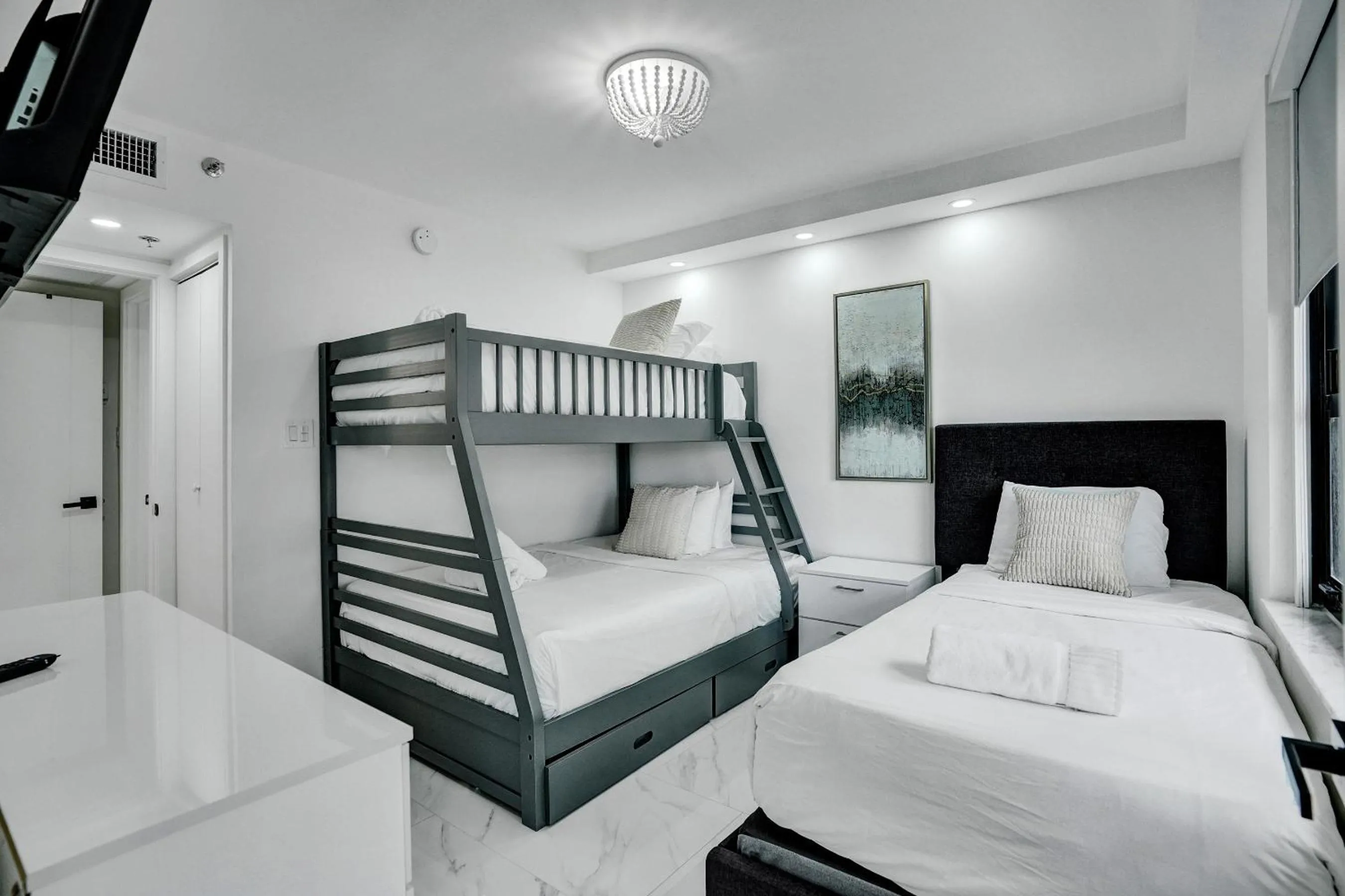 Cozy Ocean View Condo Beach Service and Pool 808