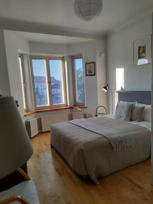 Top-floor studio, near park & sea, great transit