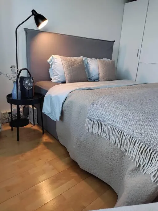Top-floor studio, near park & sea, great transit